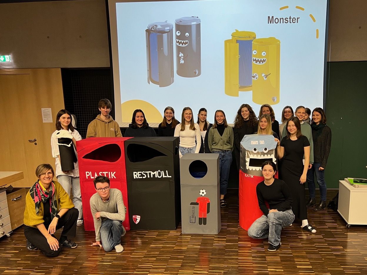Eyecatcher zum Thema Müllentsorgung präsentierten Schüler der 7ab des BORG Egg mit ihrer Lehrerin Maria Meusburger-Bereuter. Eyecatcher zum Thema Müllentsorgung präsentierten Schüler der 7ab des BORG Egg mit ihrer Lehrerin Maria Meusburger-Bereuter.
