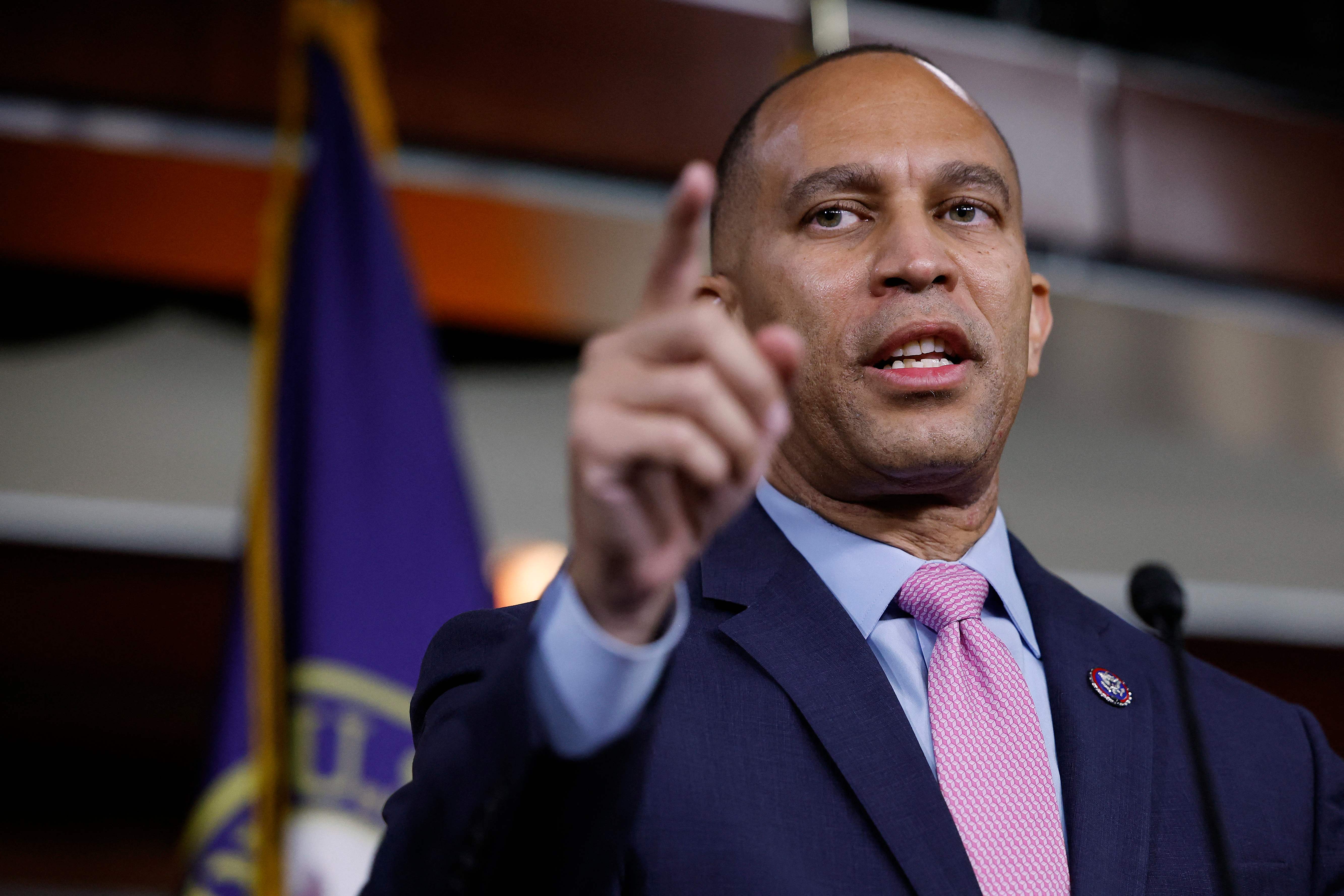 Dem künftigen Fraktionschef der Demokraten, Hakeem Jeffries, zufolge müssen die Republikaner nun entscheiden, ob sie sich von Trump distanzieren oder weiter an seinen extremen Ansichten festhalten wollen.   Dem künftigen Fraktionschef der Demokraten, Hakeem Jeffries, zufolge müssen die Republikaner nun entscheiden, ob sie sich von Trump distanzieren oder weiter an seinen extremen Ansichten festhalten wollen.