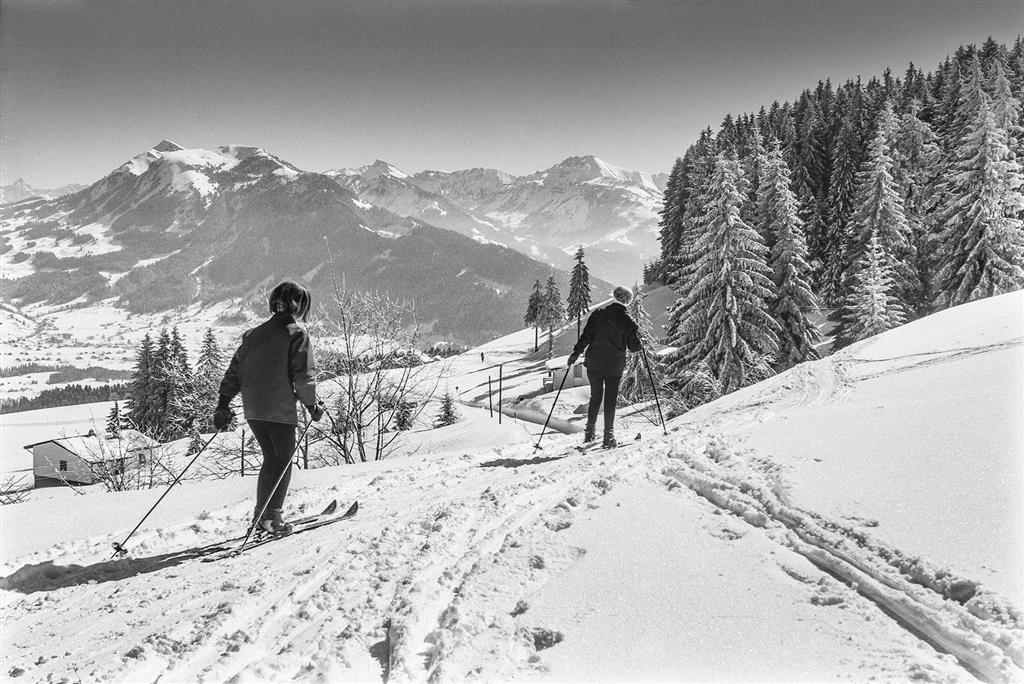 Schiläufer am Bödele mit Blick in den Bregenzerwald.