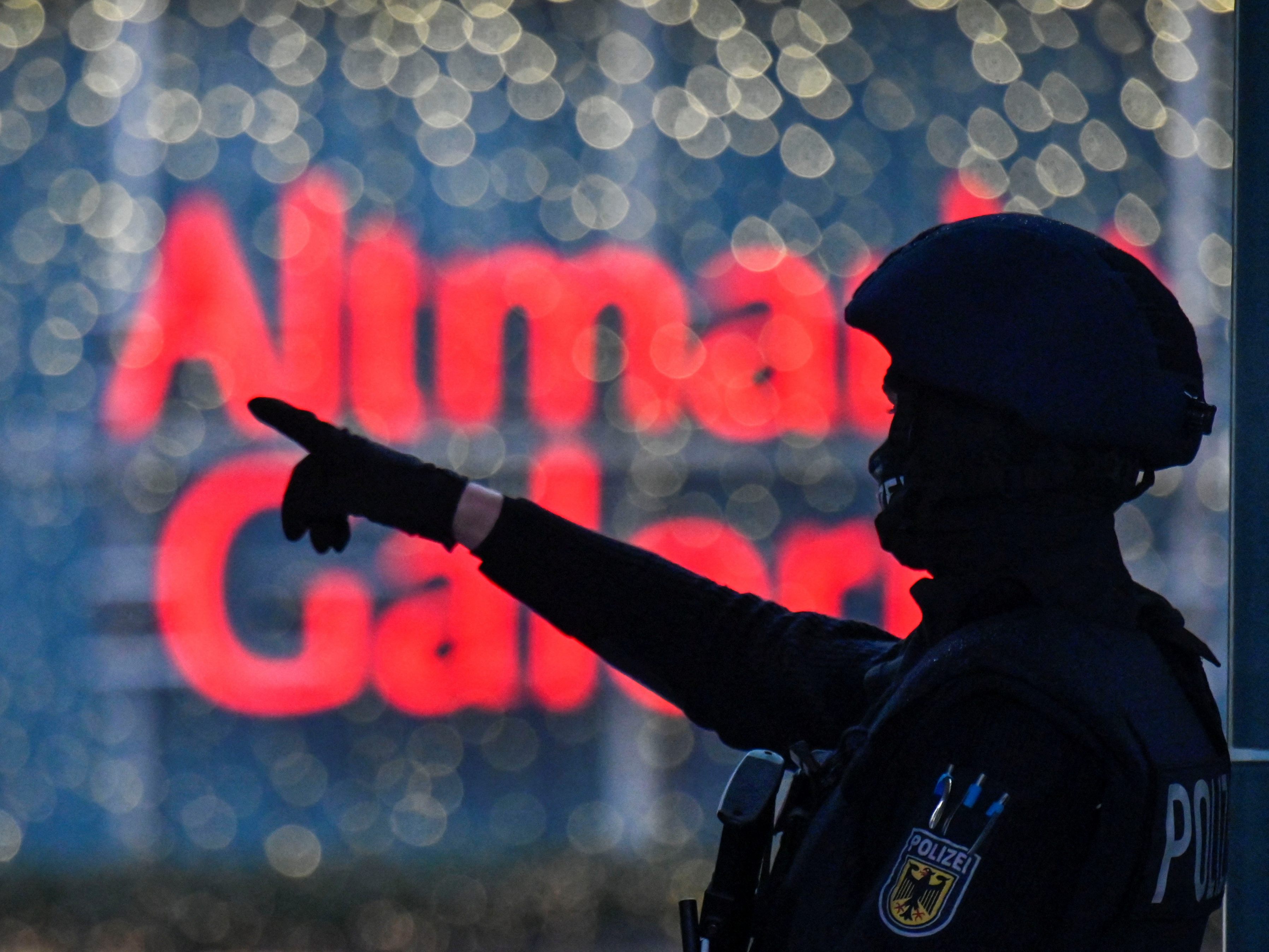 Im Einkaufszentrum Altmarkt-Galerie in der Dresdner Innenstadt kam es am Samstagvormittag zu einem Polizei-Großeinsatz wegen einer Geiselnahme.