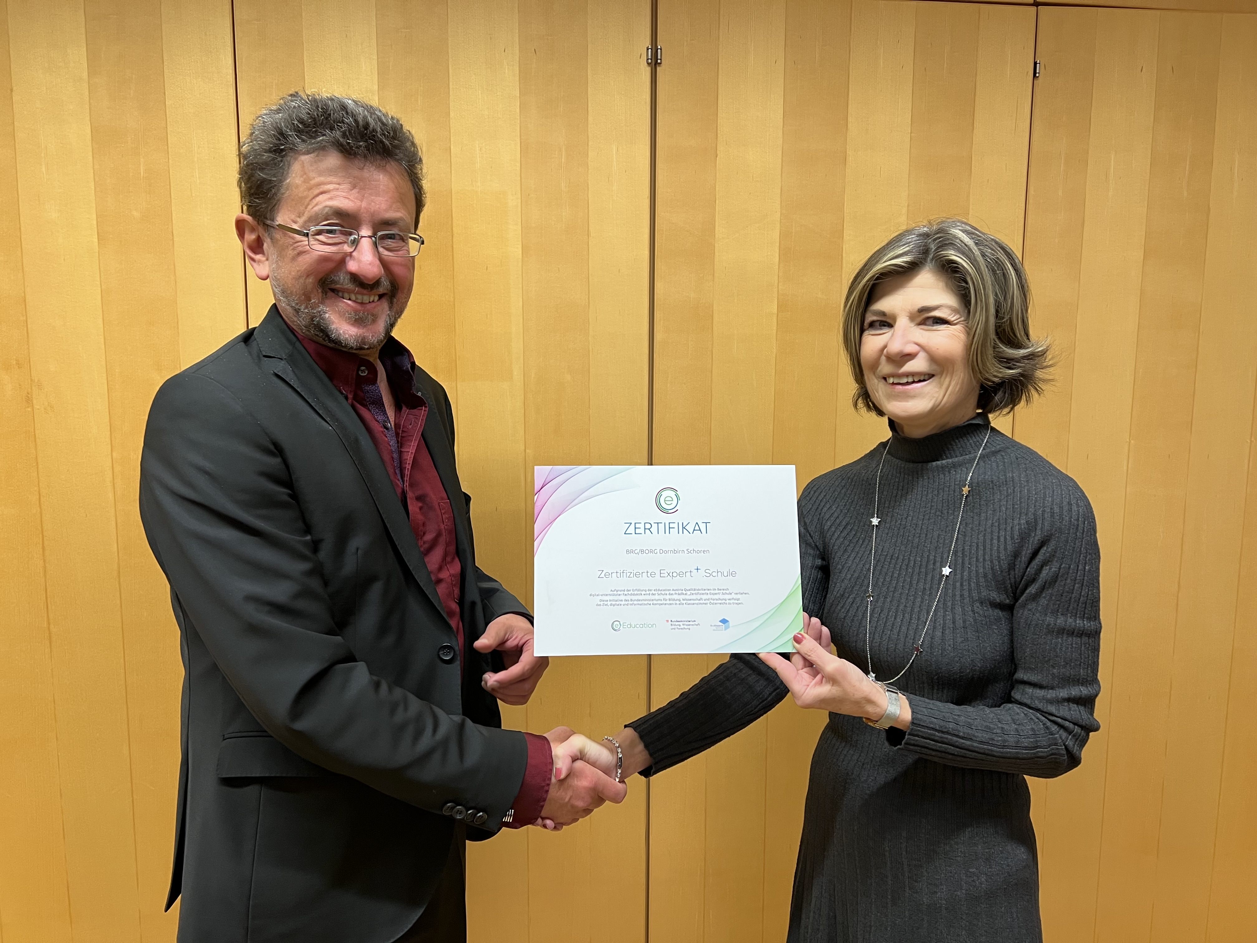Schulqualitätsmanagerin Monika Steurer von der Bildungsdirektion überreichte das Zertifikat an Direktor Reinhard Sepp. Schulqualitätsmanagerin Monika Steurer von der Bildungsdirektion überreichte das Zertifikat an Direktor Reinhard Sepp.