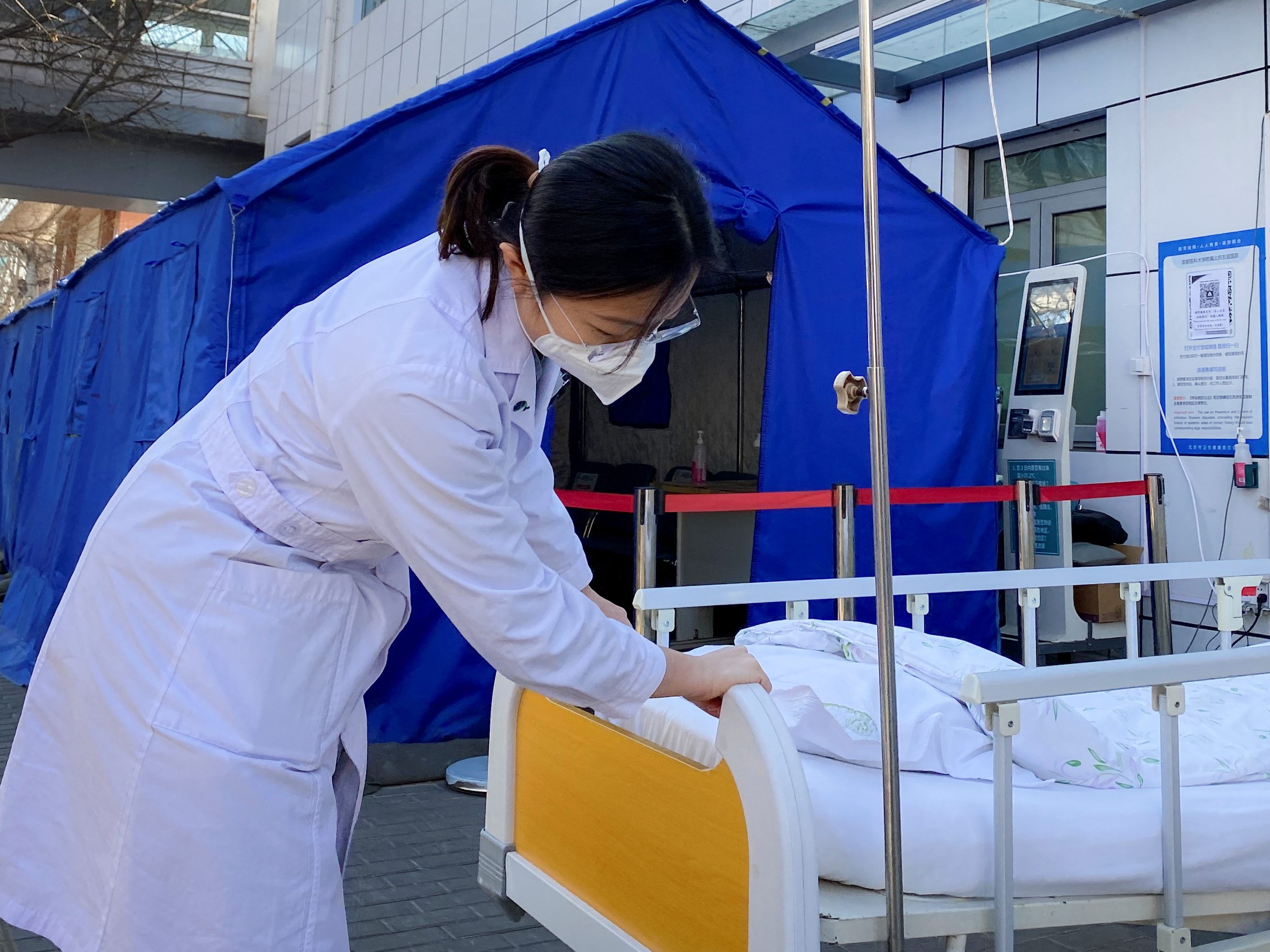 Ausnahmezustand in China. Fast 250 Millionen Corona-Fälle. Kliniken und Krematorien können die Zahl der Erkrankten nicht mehr bewältigen. Ausnahmezustand in China. Fast 250 Millionen Corona-Fälle. Kliniken und Krematorien können die Zahl der Erkrankten nicht mehr bewältigen.