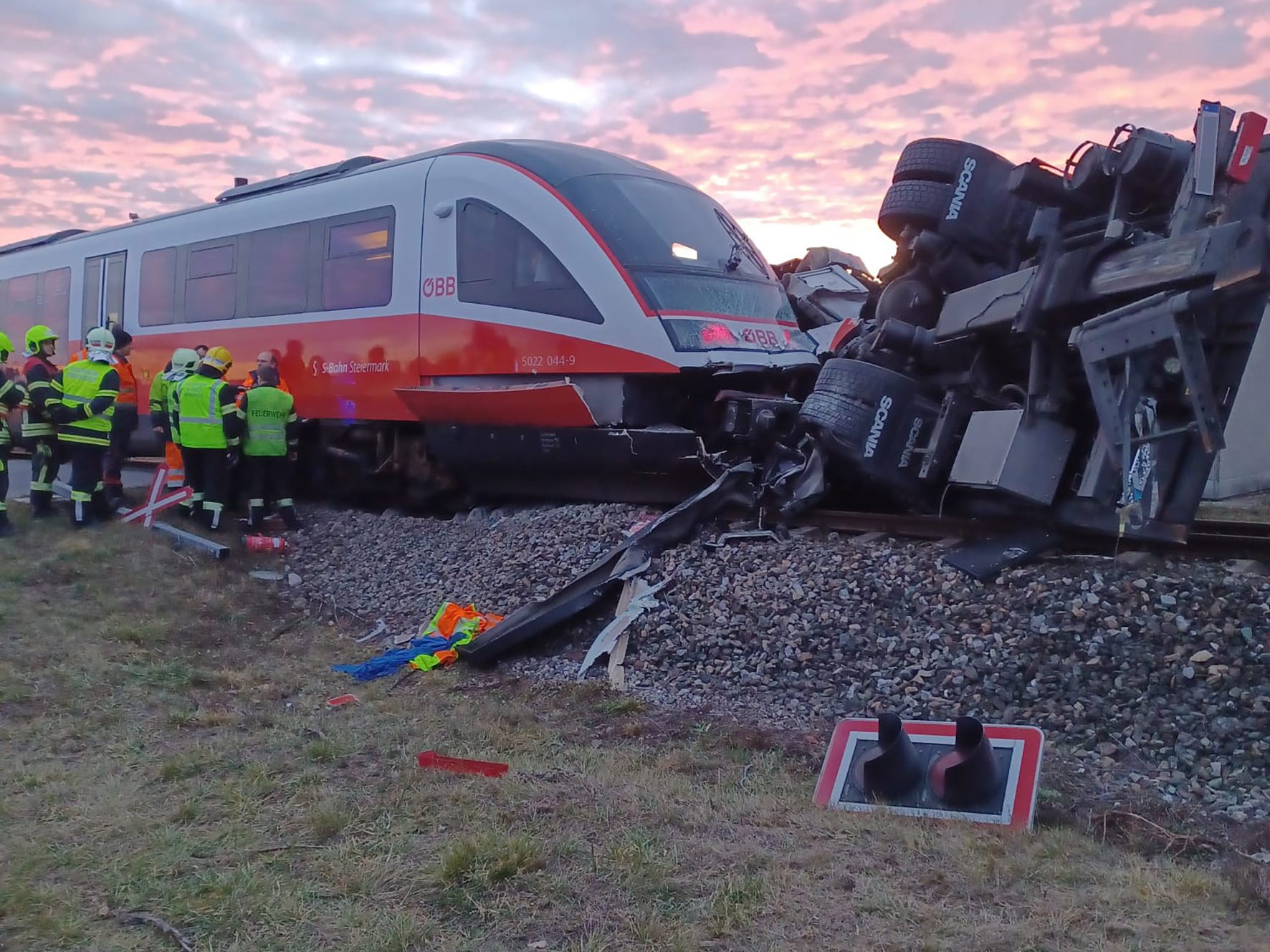 Bei einem Zusammenstoß von einem Lkw mit einem Personenzug wurden drei Personen verletzt.