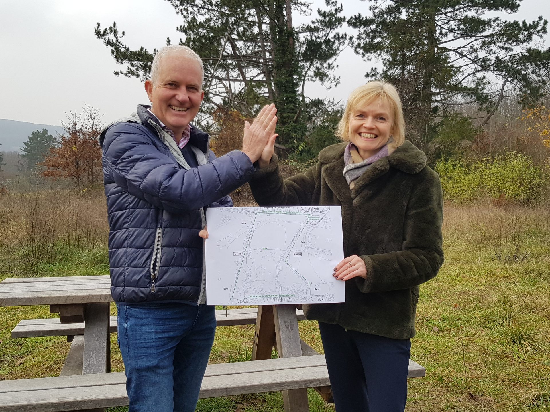 Bezirksvorsteherin Silke Kobald und Gemeinderat Michael Gorlitzer freuen sich nach langjährigem Kampf für den Erhalt des Hörndlwalds über die Entfernung der Bauwidmung im Naturschutzgebiet. Bezirksvorsteherin Silke Kobald und Gemeinderat Michael Gorlitzer freuen sich nach langjährigem Kampf für den Erhalt des Hörndlwalds über die Entfernung der Bauwidmung im Naturschutzgebiet.