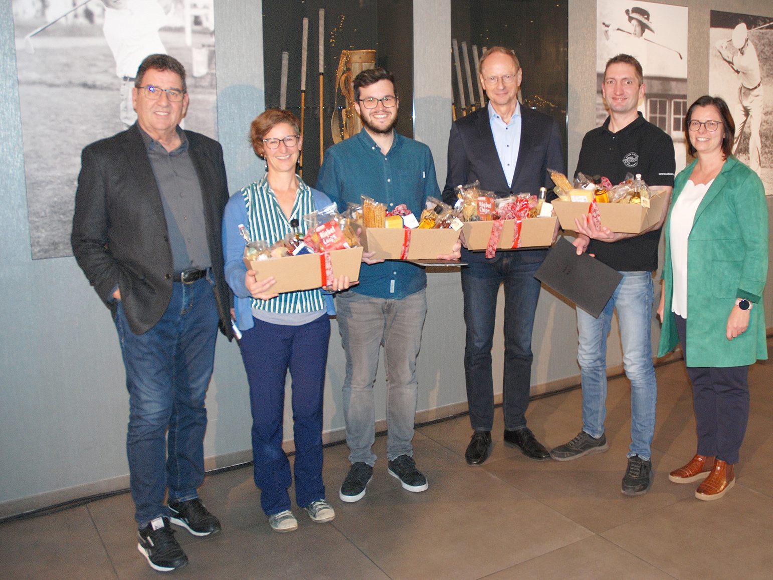 (v.l.) Gemeinderat Helmut Jenny, Marie Stempfel (Vogelfreiraum), Johannes Herburger (Mesnerstüble), Anselm Hartmann (Basilikakonzerte), Michael Mathis (Altes Kino) und Bürgermeisterin Katharina Wöß-Krall
