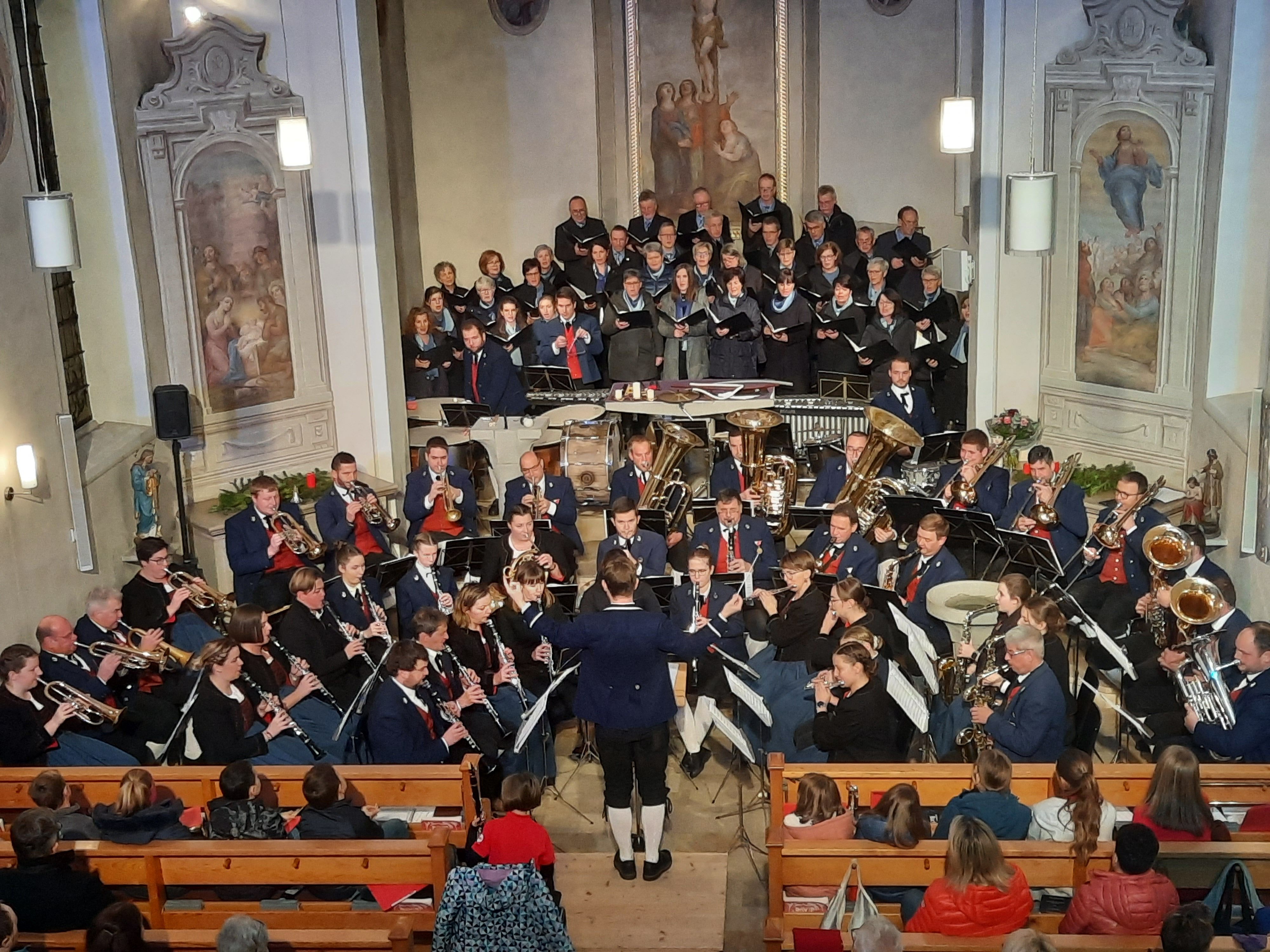 Konzertante Friedensbewegung sorgte für hoffnungsvolle Momente in der Bucher Pfarrkirche .