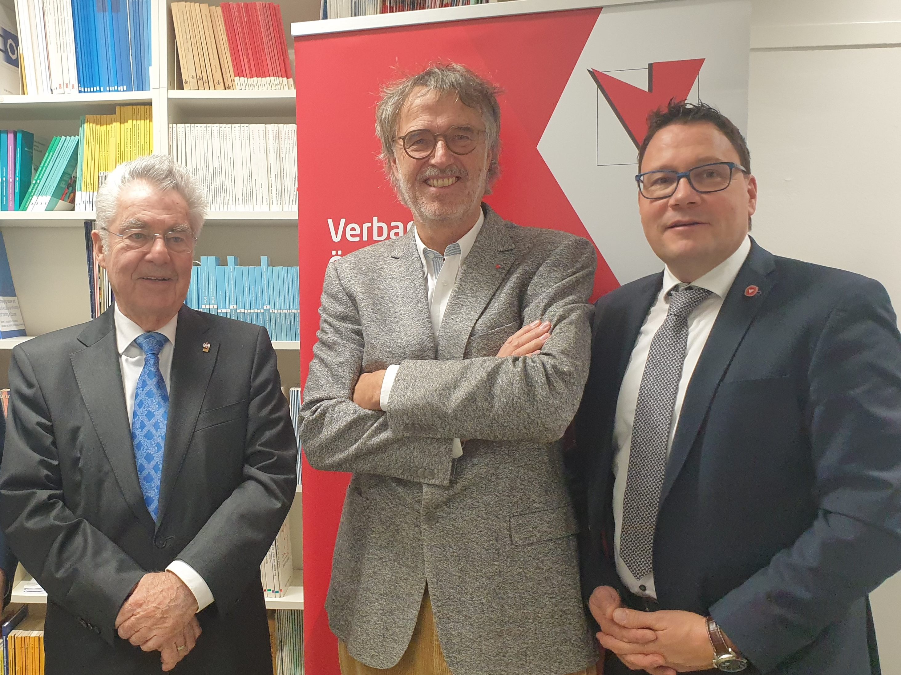 Der neu gewählte stellvertretende Vorstandsvorsitzende des Verbandes der Österreichischen Volkshochschulen, Mag. Stefan Fischnaller (rechts) gemeinsam mit dem Präsidenten, Dr. Heinz Fischer (links) sowie dem Vorstandsvorsitzenden, Dr. Gerwin Müller (Mitte).