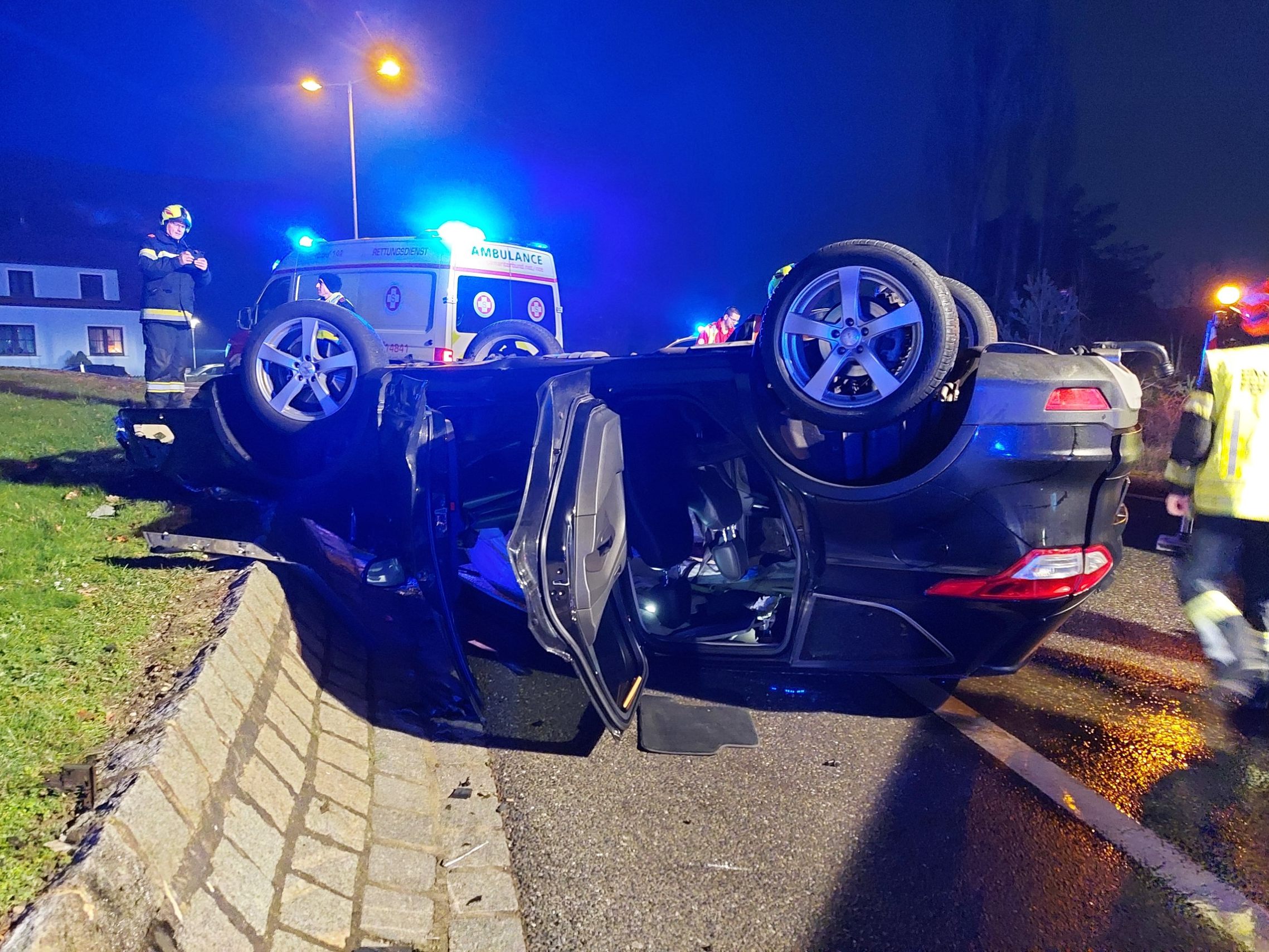 In Niederösterreich überschlug es ein Auto in einem Kreisverkehr.