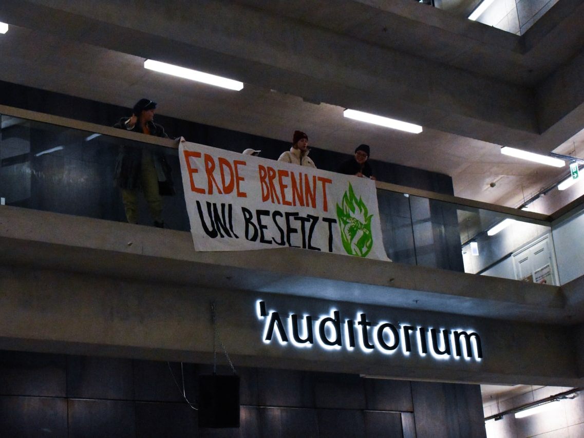 Studierende besetzen den Hörsaal an der Universität für angewandte Kunst Wien.