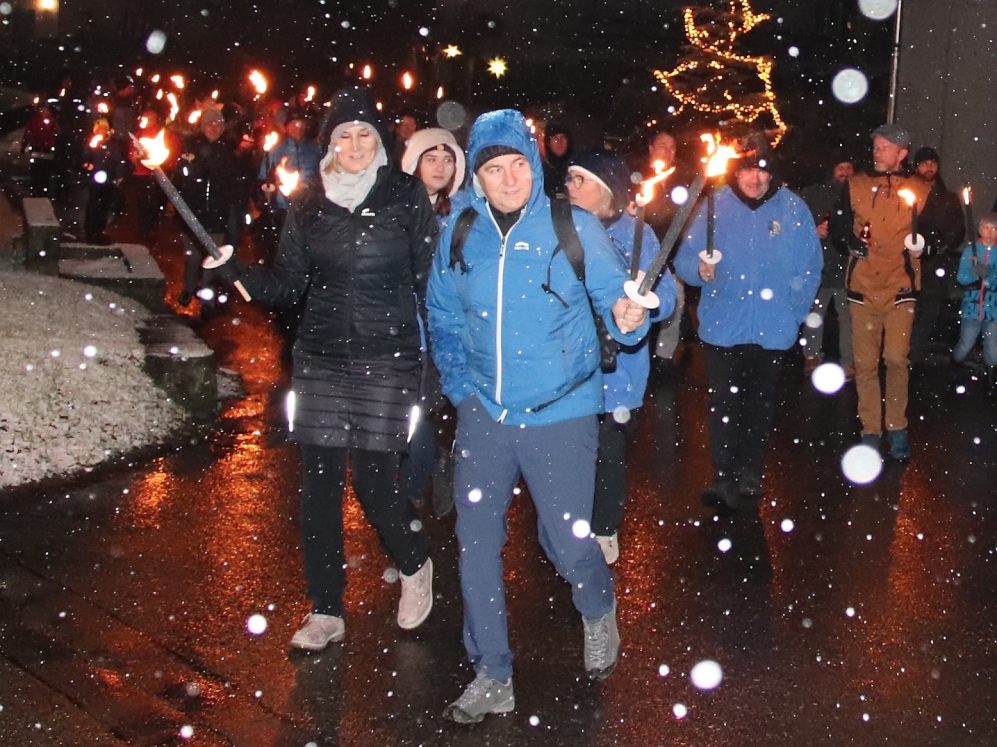 Stimmungsvoller Fackellauf nach Bildstein.i