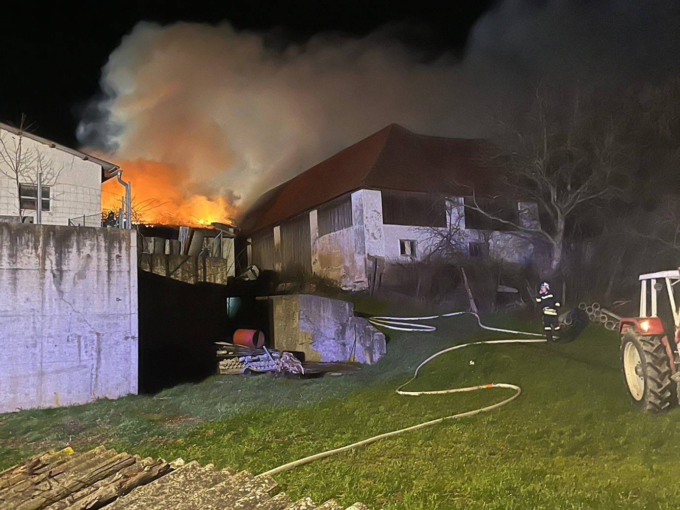 Ein unbewohnter Bauernhof stand in Flammen.