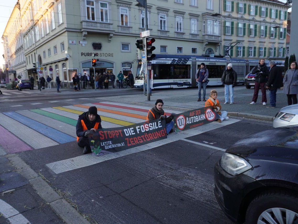 Am Montag besetzten Klimaaktivisten eine Straße in Graz. Am Montag besetzten Klimaaktivisten eine Straße in Graz.