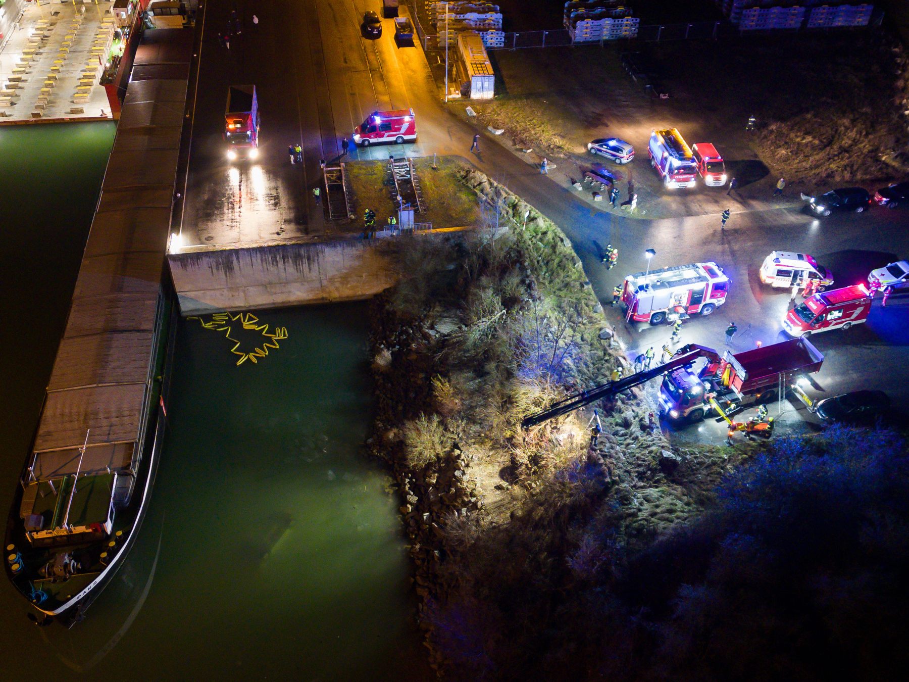 Ein Taxi stürzte in das eiskalte Wasser der Enns.