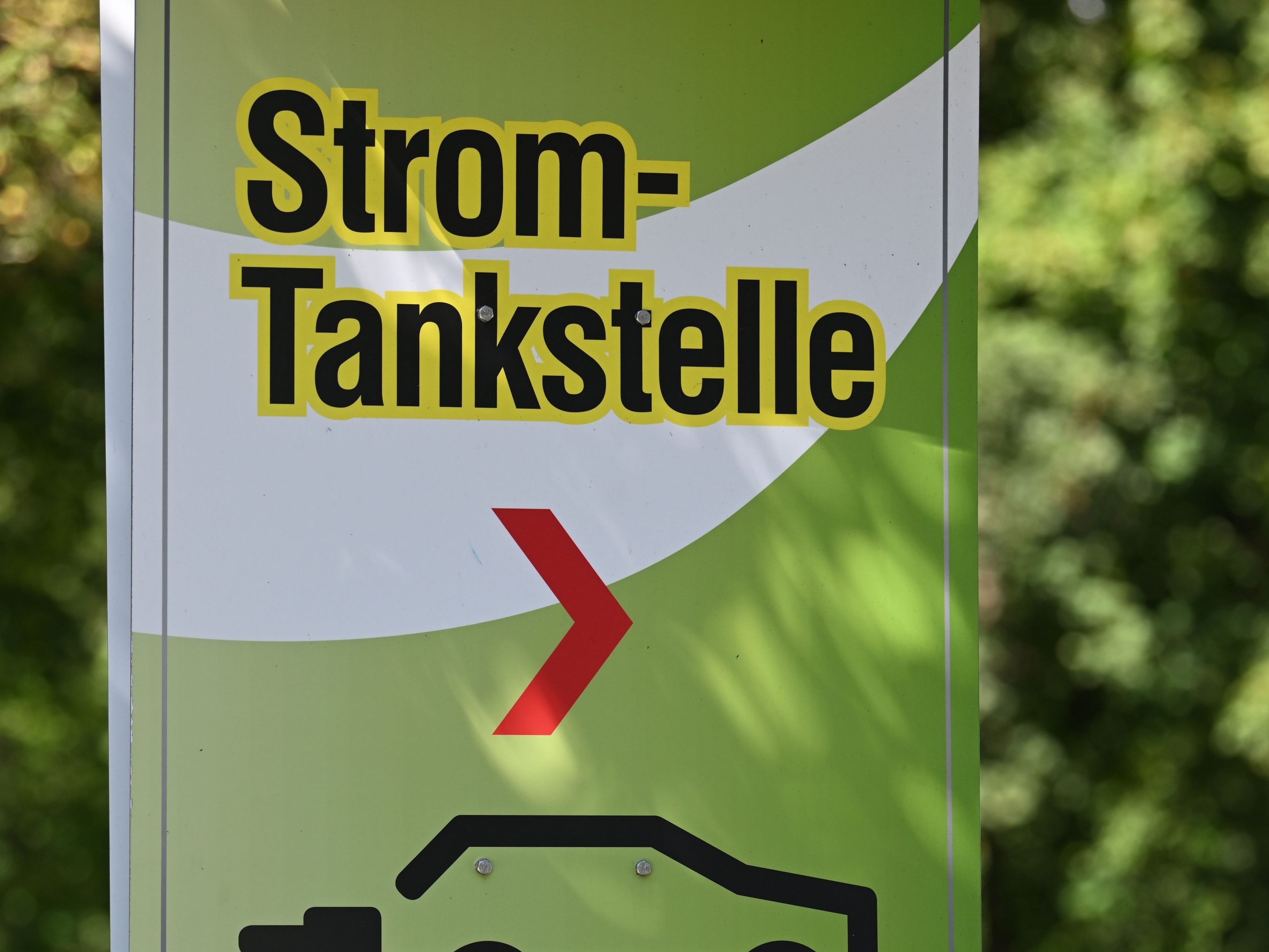Ab 2023 können Ölfirmen E-Ladestellen als CO2-Ersparnis verbuchen. Ab 2023 können Ölfirmen E-Ladestellen als CO2-Ersparnis verbuchen.