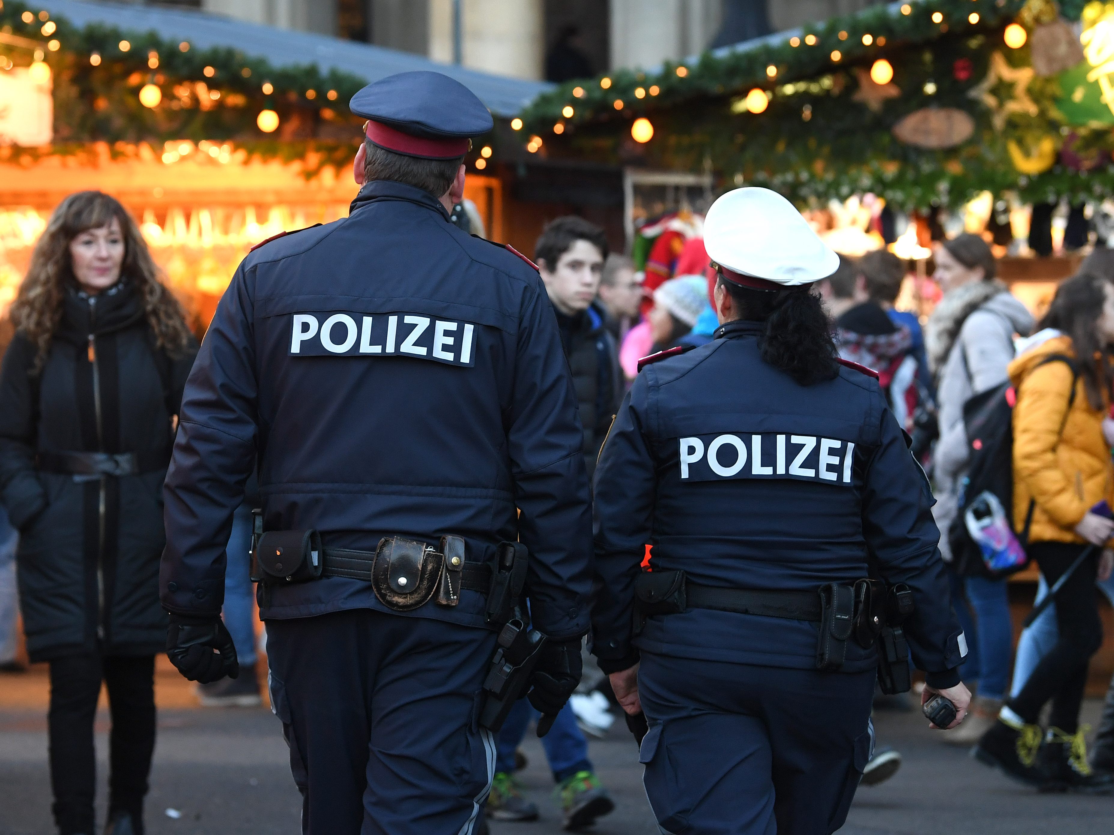 Sowohl in uniform und in zivil bestreifen Polizisten heuer Wiens Adventmärkte verstärkt. Sowohl in uniform und in zivil bestreifen Polizisten heuer Wiens Adventmärkte verstärkt.