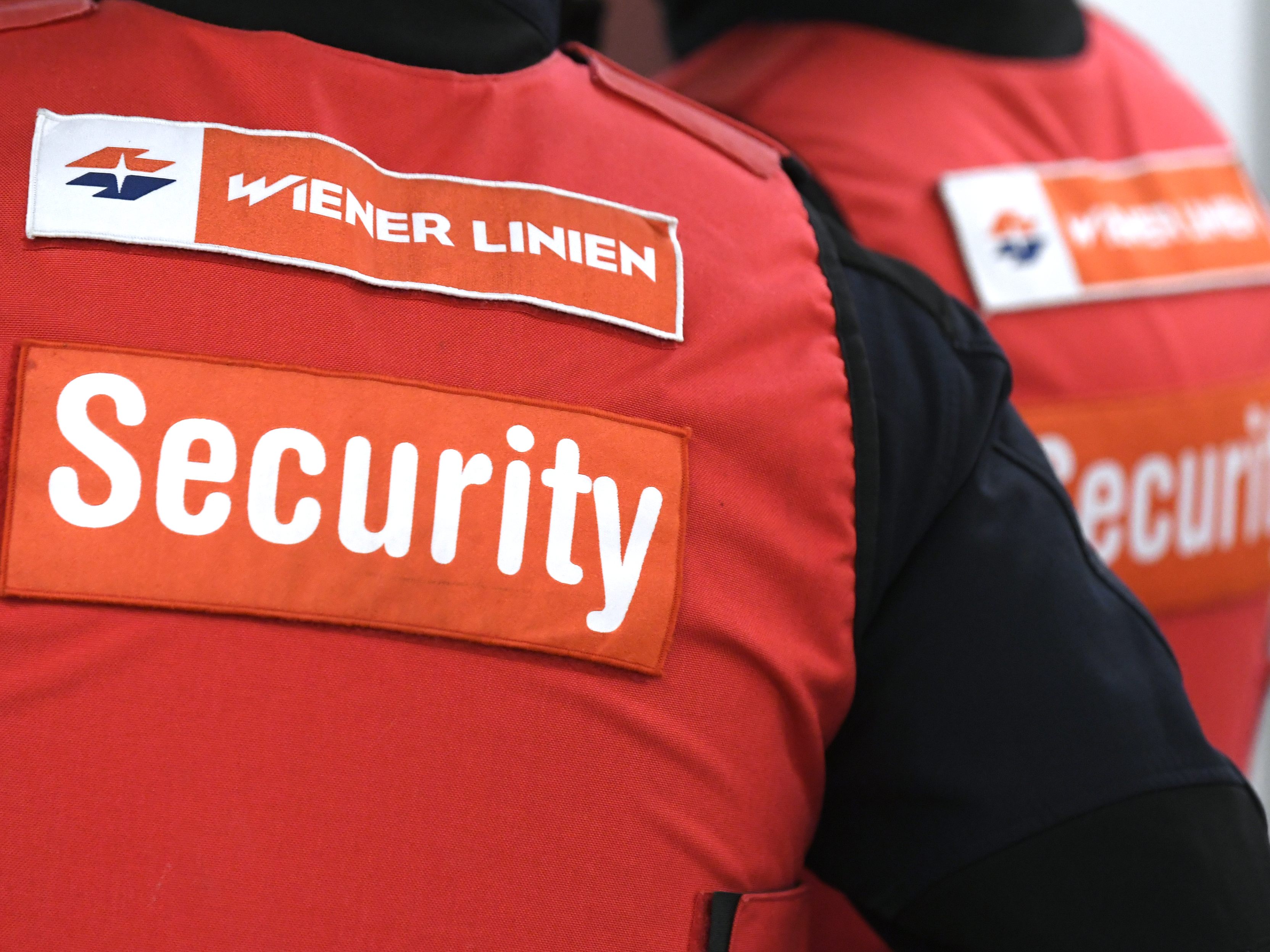 Betrunkener bedrohte Securitys der Wiener Linien mit Messer. Betrunkener bedrohte Securitys der Wiener Linien mit Messer.