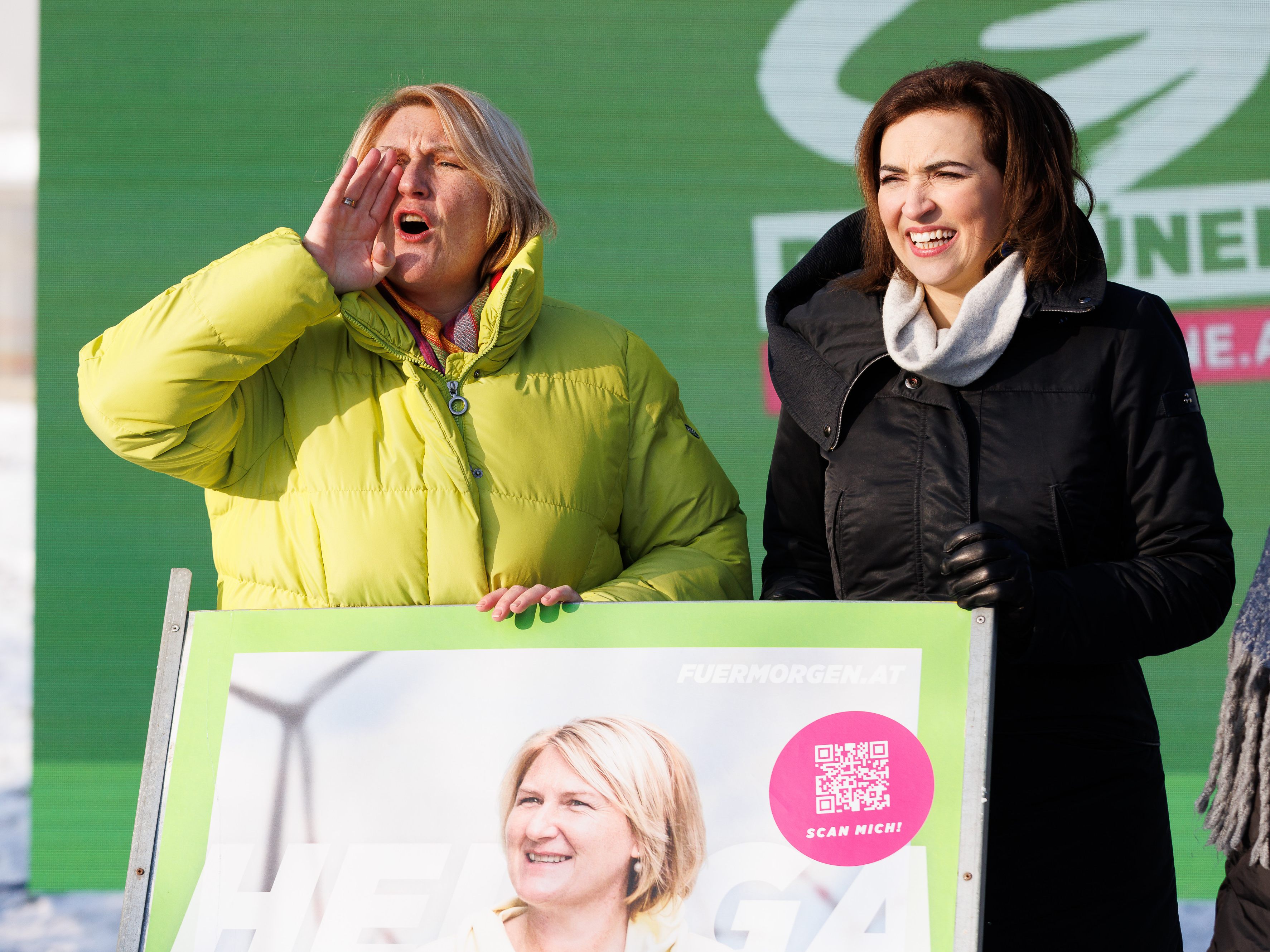 Helga Krismer und Alma Zadic enthüllten die Wahl-Plakate in St .Pölten. Helga Krismer und Alma Zadic enthüllten die Wahl-Plakate in St .Pölten.