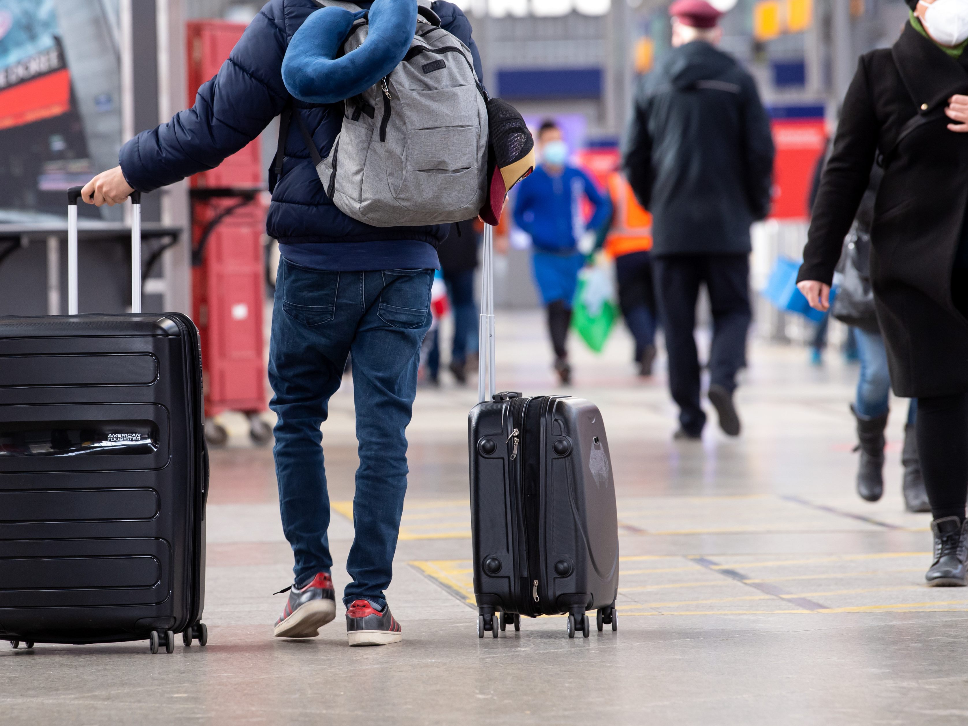 Beeinträchtigung am Münchner Flughafen: Aktivisten klebten sich auf Rollfeld. Beeinträchtigung am Münchner Flughafen: Aktivisten klebten sich auf Rollfeld.