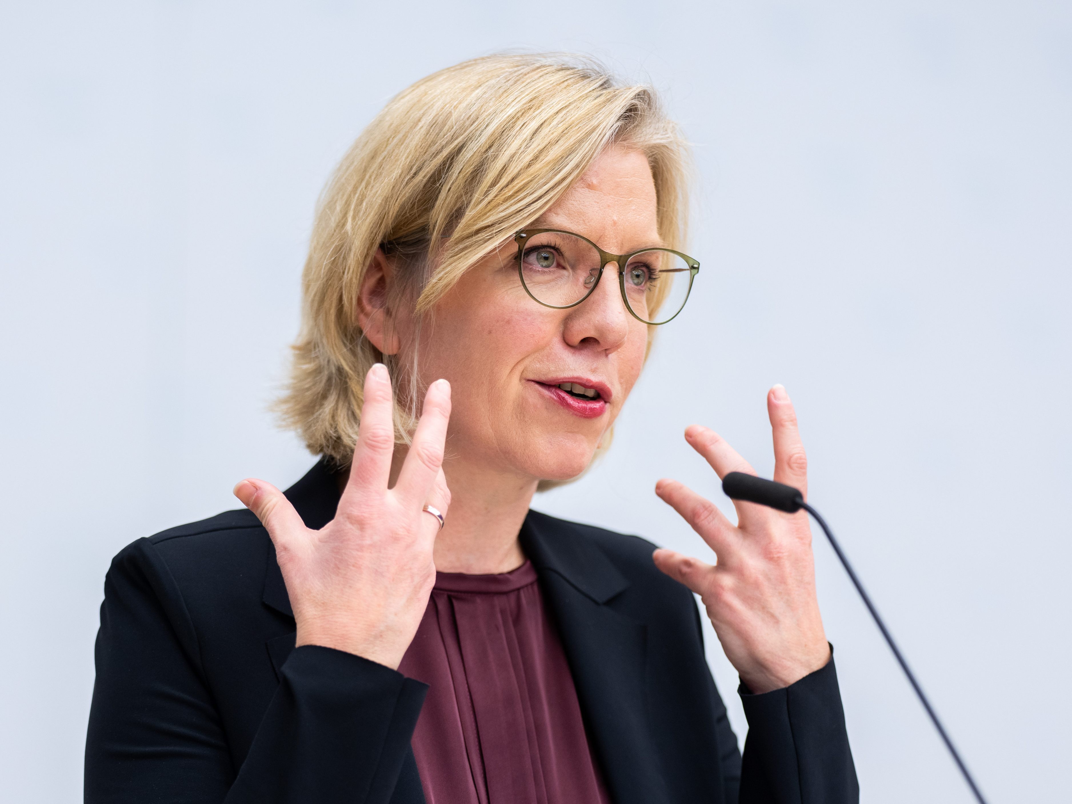 Laut Klimaministerin Leonore Gewessler wurden 150 Mio. Euro für 4.000 Umweltprojekte zugesichert. Laut Klimaministerin Leonore Gewessler wurden 150 Mio. Euro für 4.000 Umweltprojekte zugesichert.