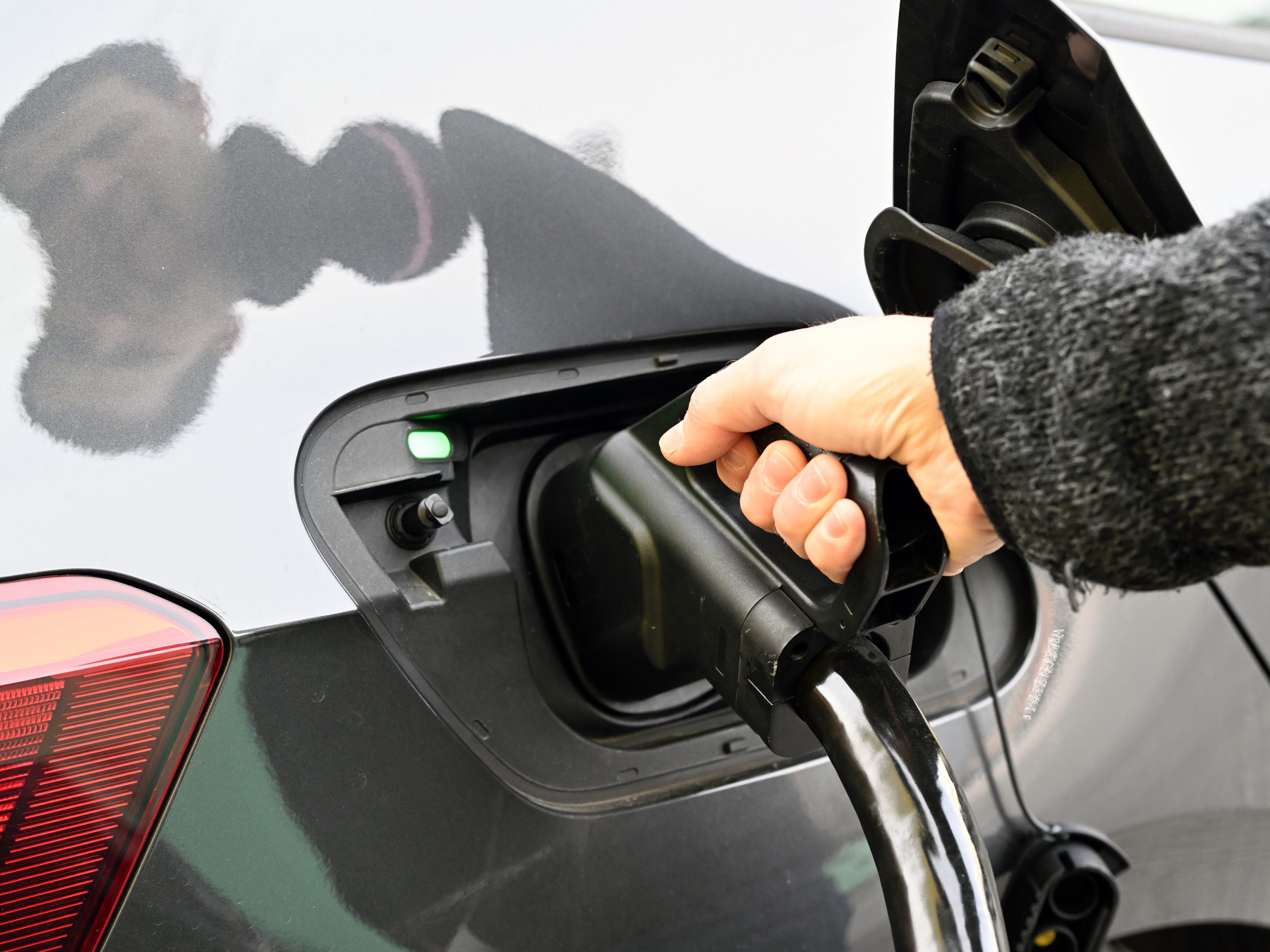 ÖAMTC und EVN vernetzen ihre Ladeinfrastrukturen für Elektrofahrzeuge.