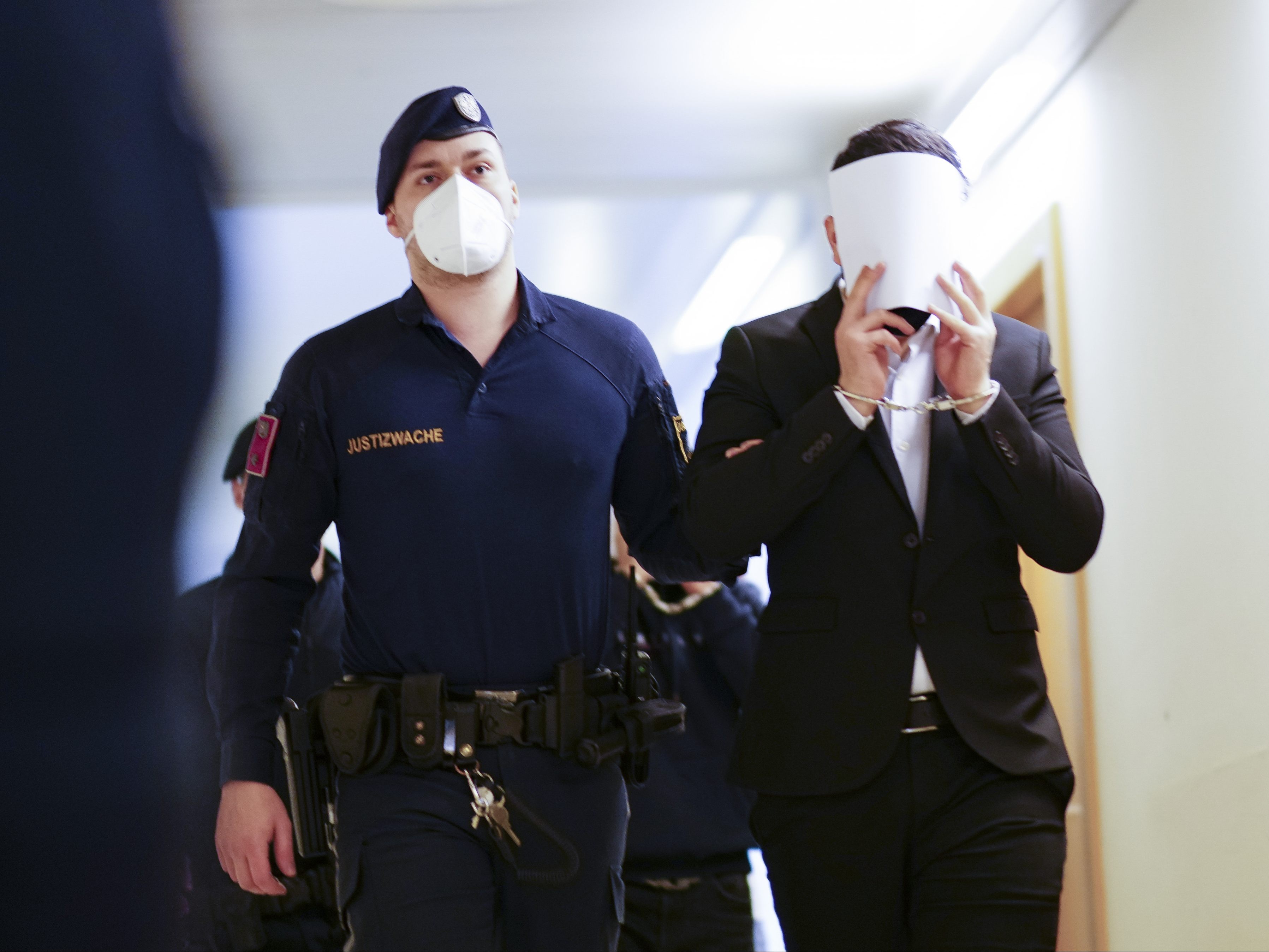 Einer der Angeklagten im Prozess um die getötete 13-Jährige wegen Vergewaltigung mit Todesfolge wird von der Polizei zum Verhandlungssaal geführt. Einer der Angeklagten im Prozess um die getötete 13-Jährige wegen Vergewaltigung mit Todesfolge wird von der Polizei zum Verhandlungssaal geführt.