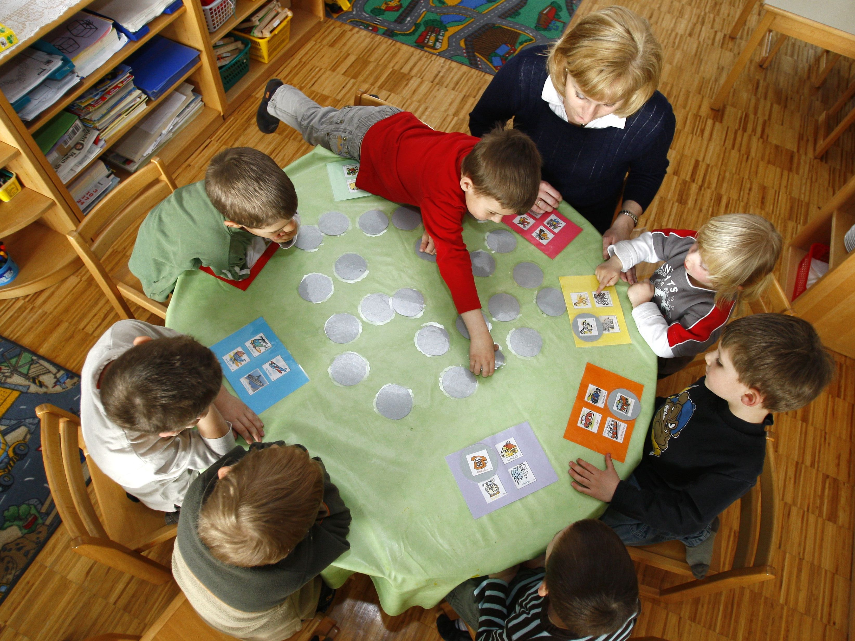 Bis 2030 könnten bis zu 13.700 Fachkräfte in Kindergärten fehlen. Bis 2030 könnten bis zu 13.700 Fachkräfte in Kindergärten fehlen.