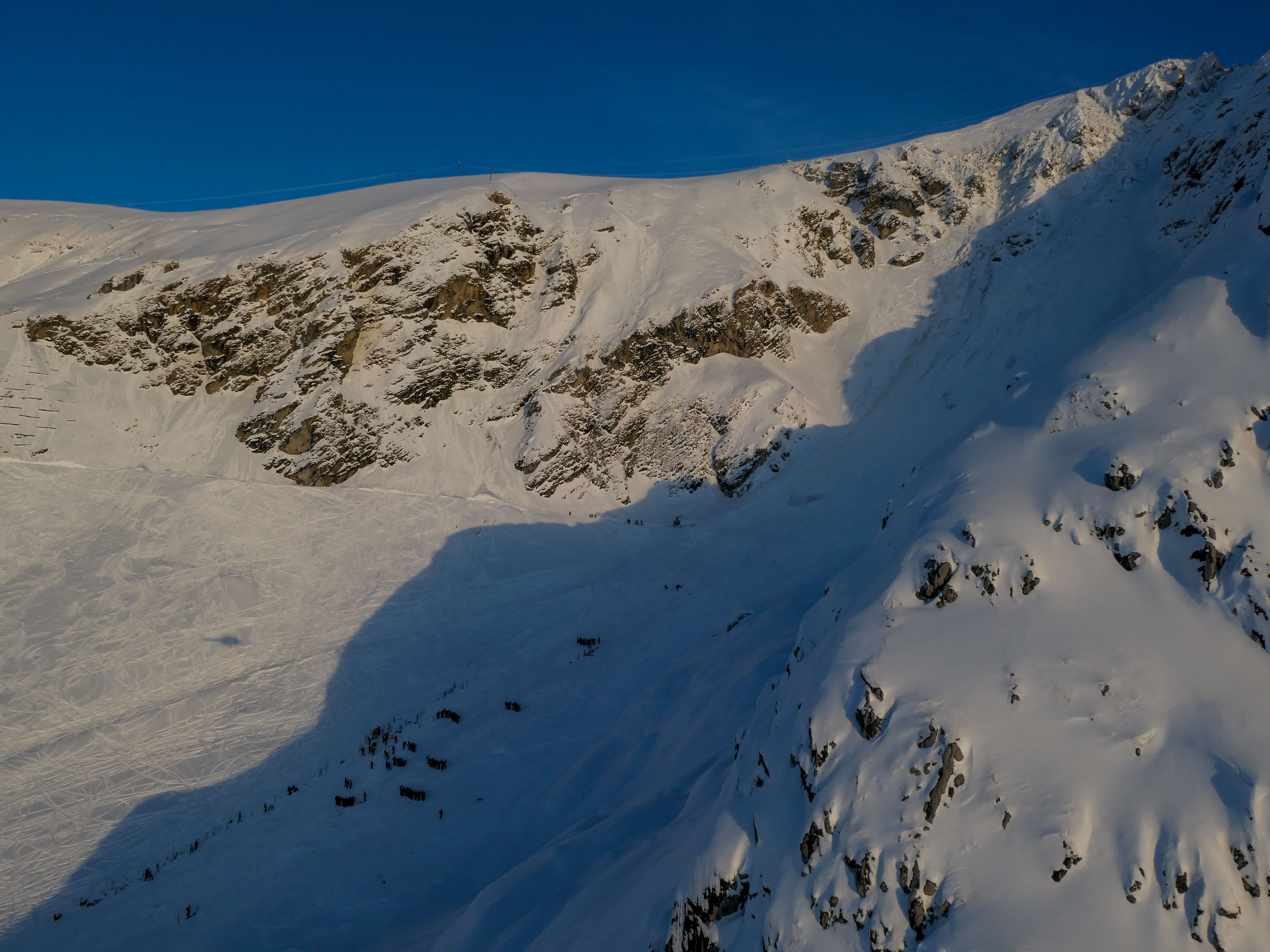Einen Lawinenabgang gab es in Lech/Zürs. Das Foto zeigt eine Suchaktion. Einen Lawinenabgang gab es in Lech/Zürs. Das Foto zeigt eine Suchaktion.