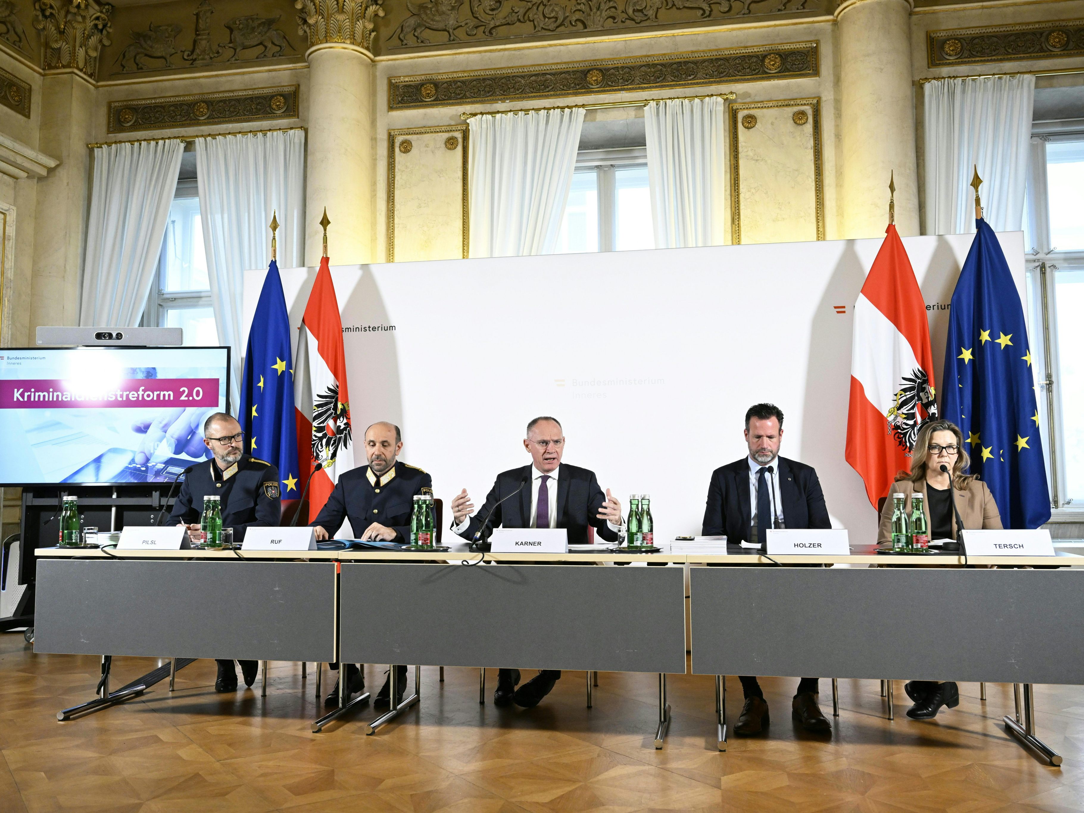 Am Freitag wurden die Pläne zur Reform des Kriminaldienstes präsentiert. Am Freitag wurden die Pläne zur Reform des Kriminaldienstes präsentiert.
