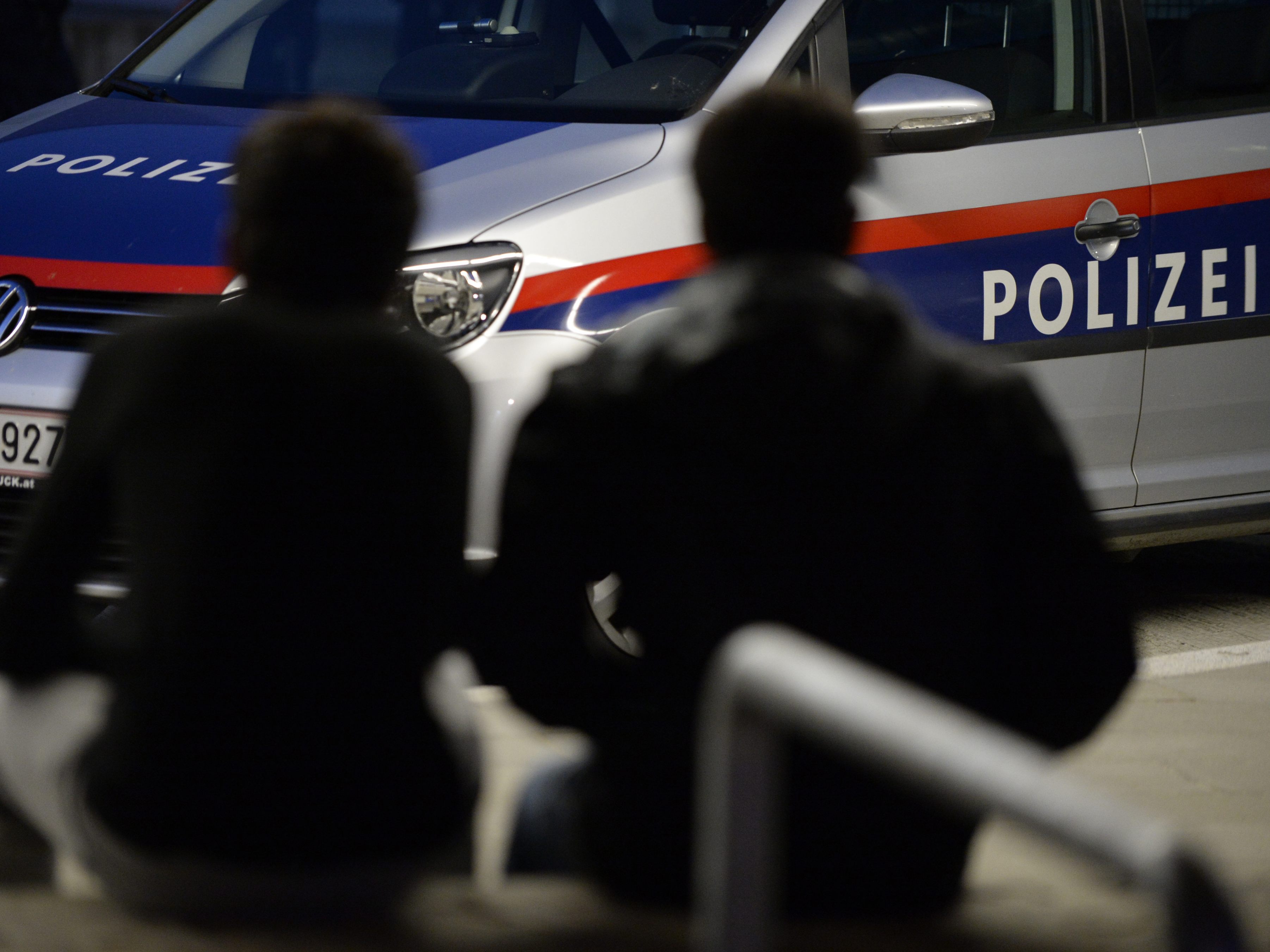 Fünf mutmaßliche Betrüger wurden in Wien festgenommen. Fünf mutmaßliche Betrüger wurden in Wien festgenommen.