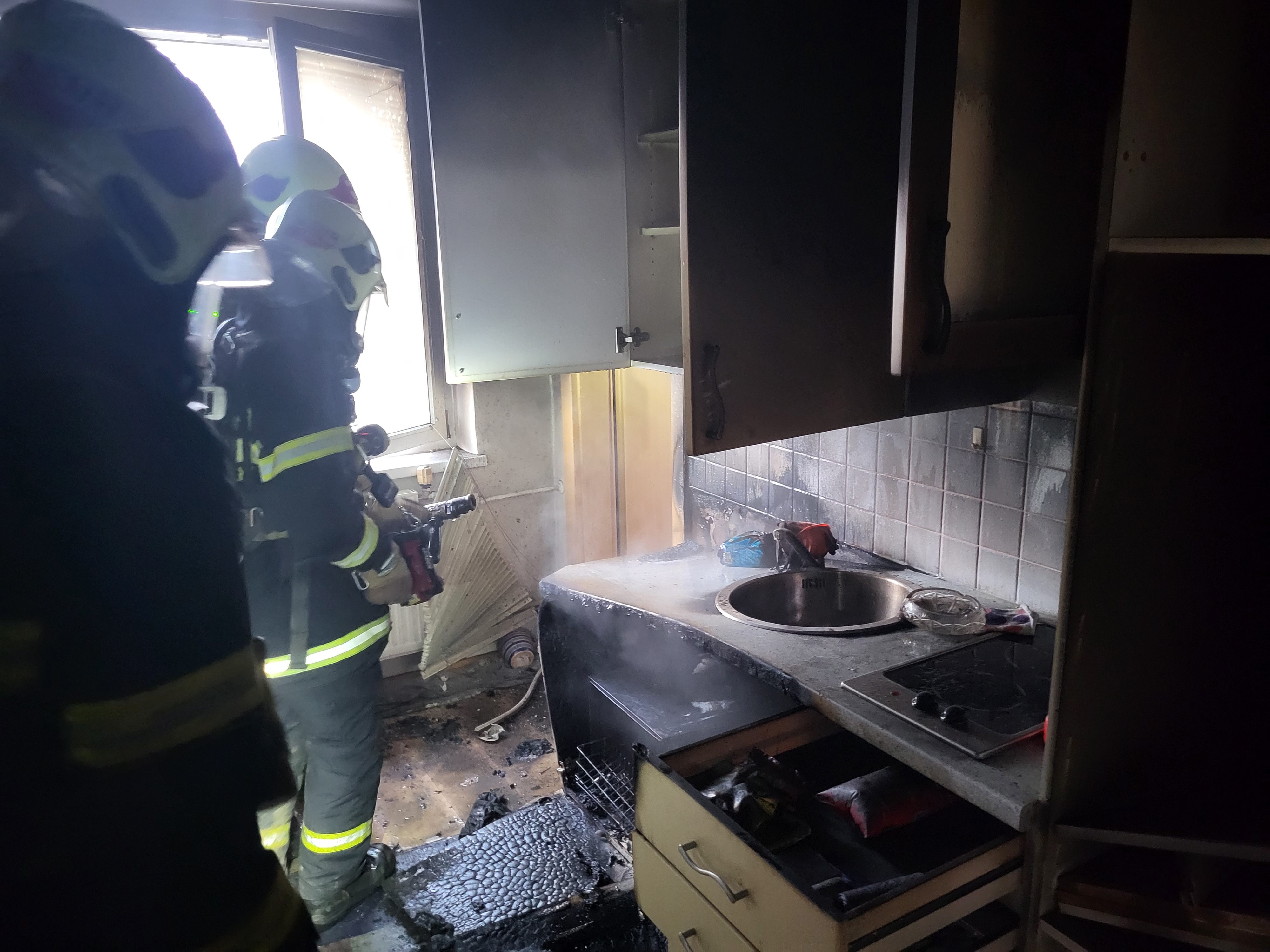 Die Flammen in der Küche konnten von der Feuerwehr rasch gelöscht werden.