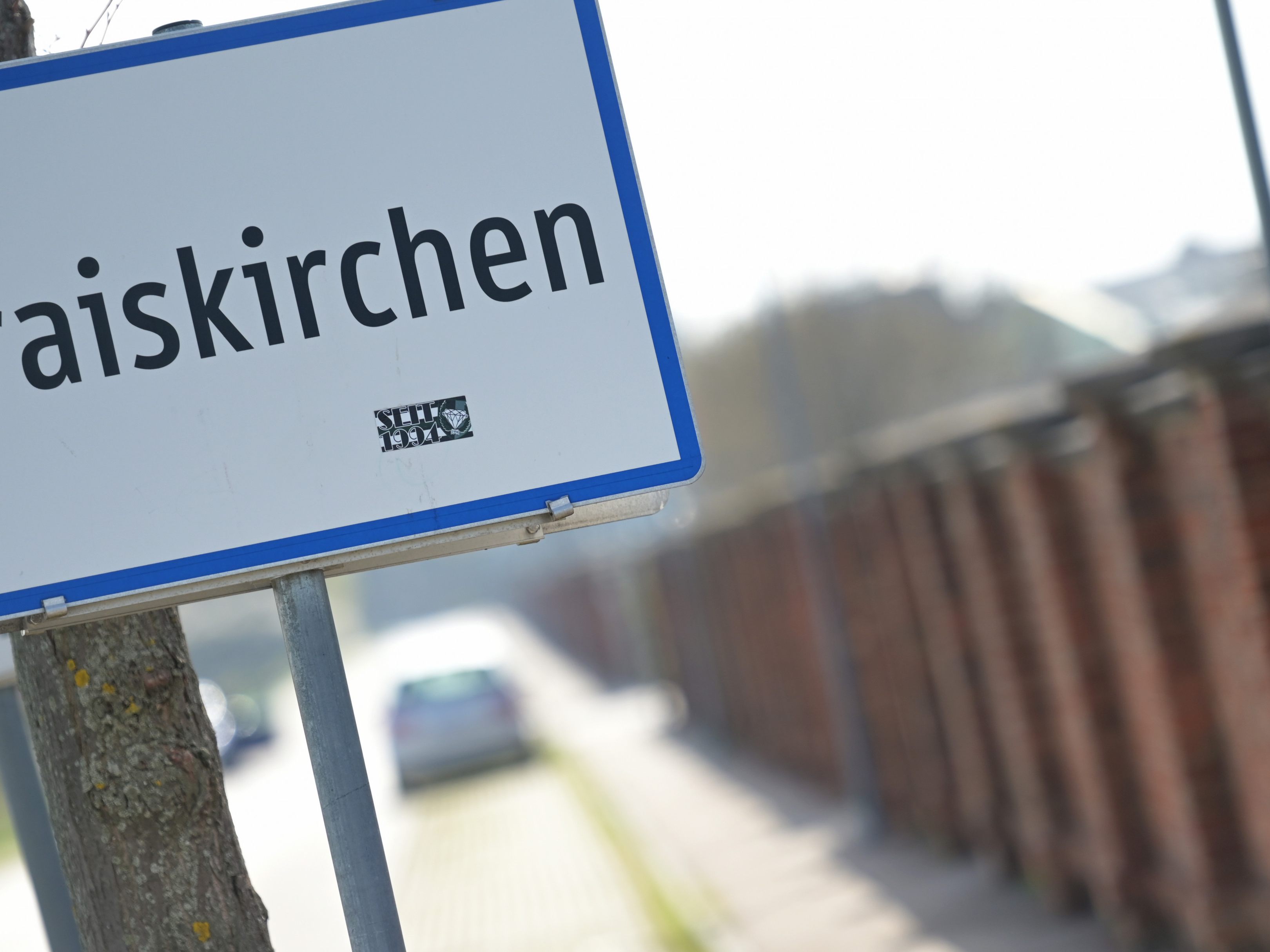 Erneut Aktion von Rechtsradikalen vor Erstaufnahmestelle Traiskirchen.