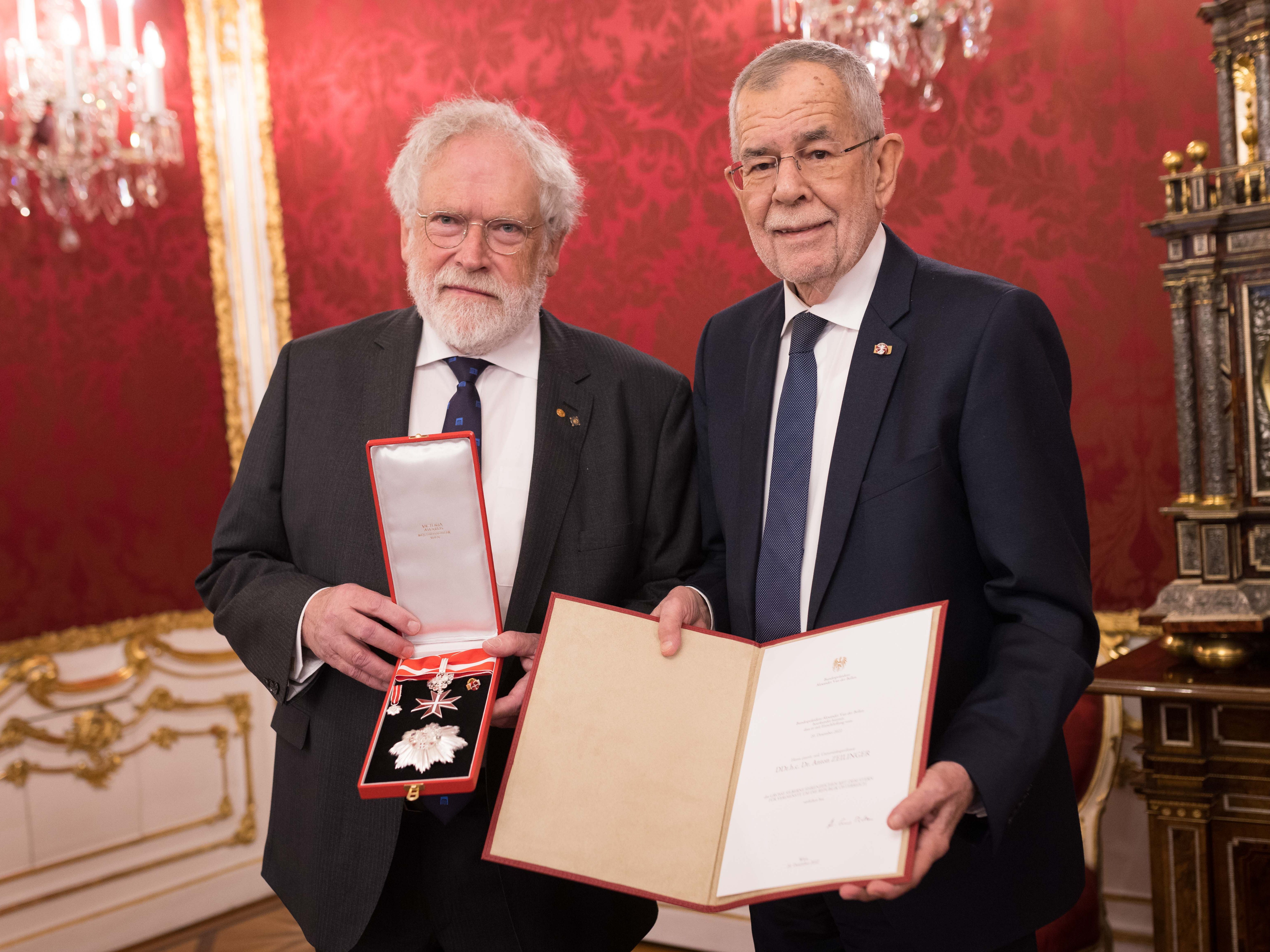 Nach Nobelpreis-Medaille erhielt Anton Zeilinger von Bundespräsident van der Bellendas Ehrenzeichen mit Stern.