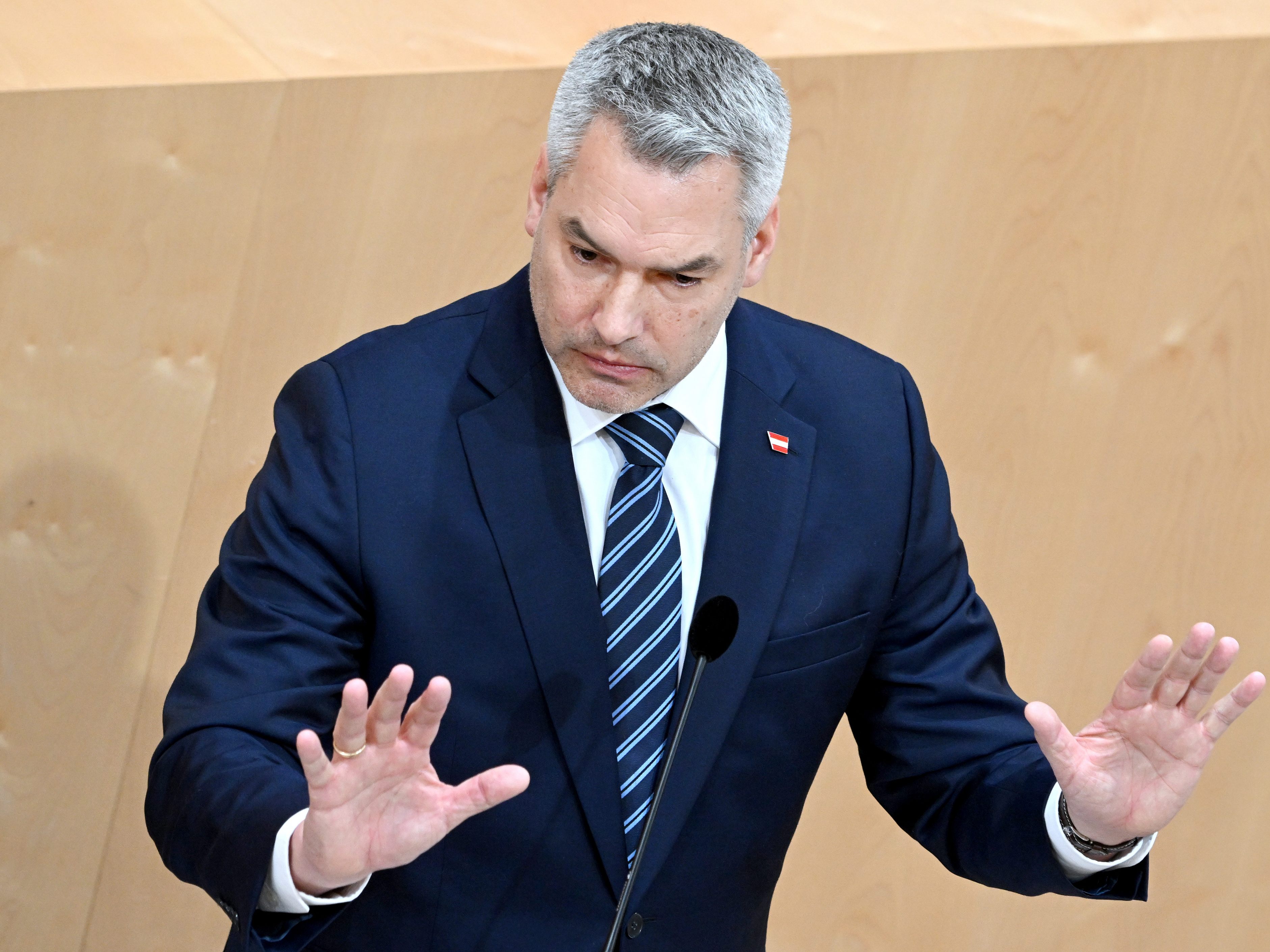 Der "Falter" berichtete am Mittwoch, dass Karl Nehammer 2021 einen Abschiebeflieger chartern wollte.
