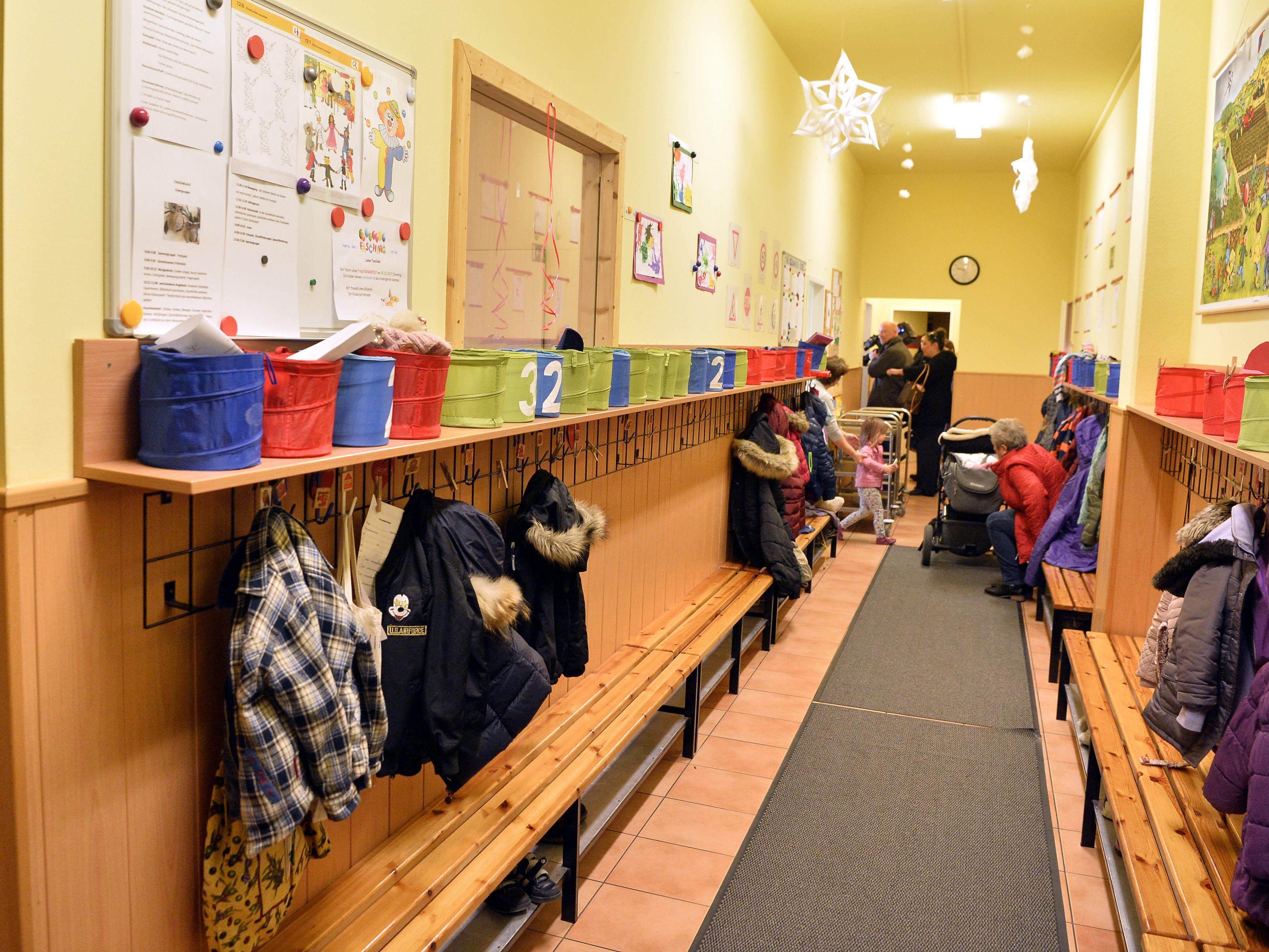 Der Mindeslohntarif für private Kindergärten wird erhöht.