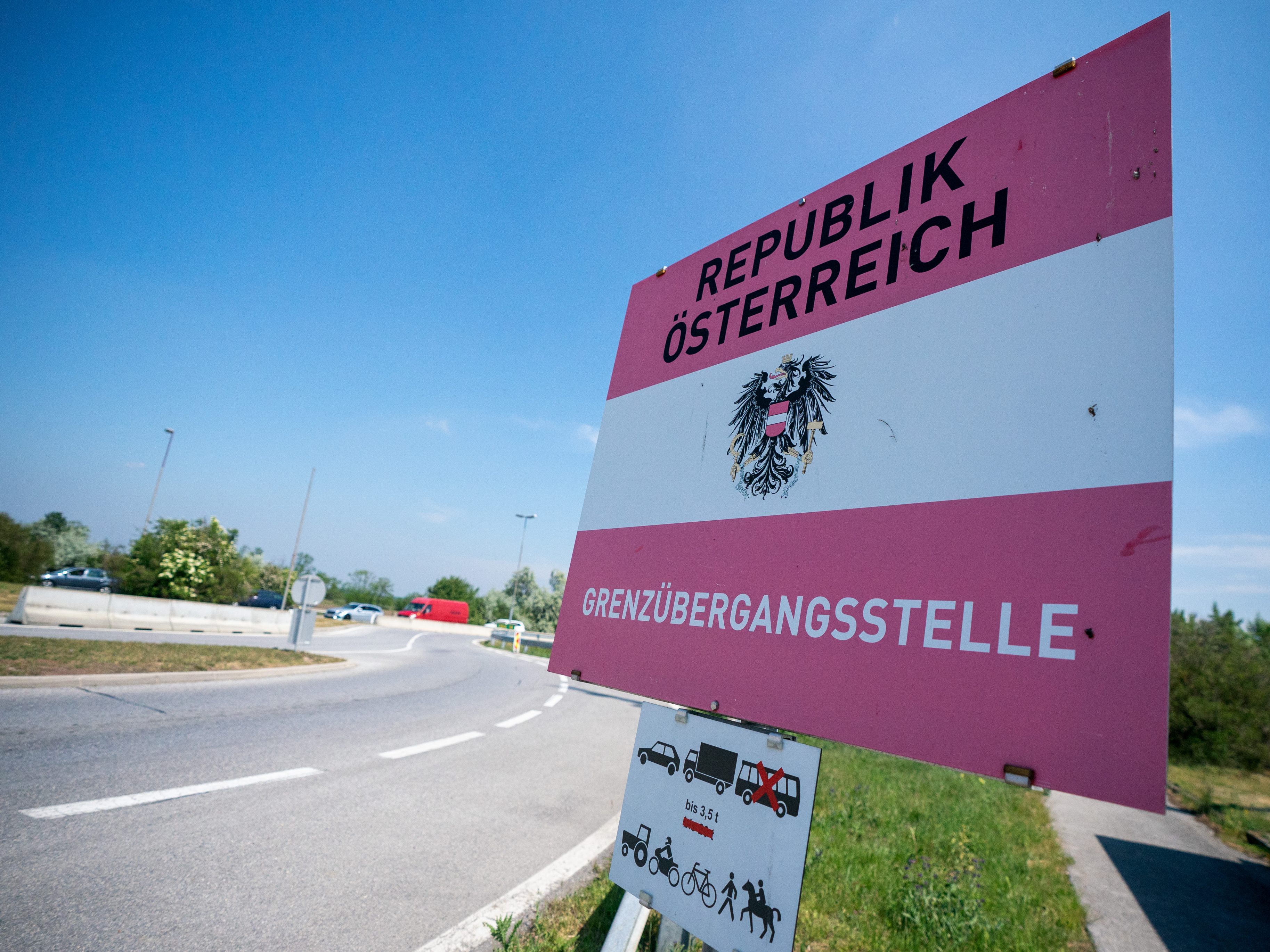 Die österreichische Polizei will Geflüchtete in Ungarn aufhalten.