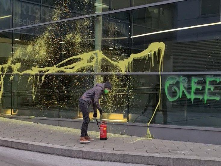 Ort des Geschehens war der 4. Wiener Bezirk Wieden. Dort wurde der Eingangsbereich der Wirtschaftskammer von Aktivisten bemalt.