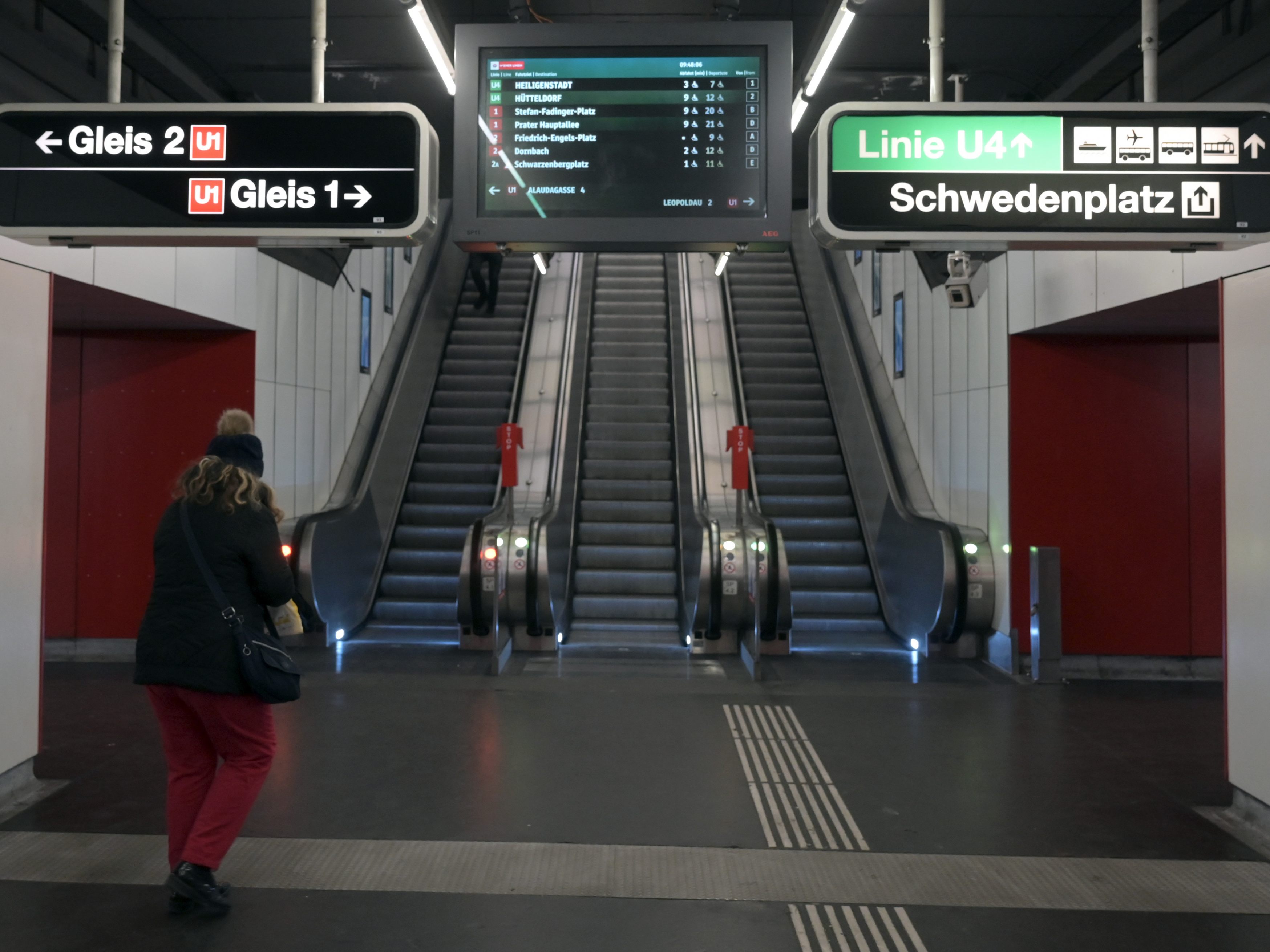 In der U-Bahnstation SChwedenplatz ereignete sich der schwere Unfall: Mann von Zug überrollt.