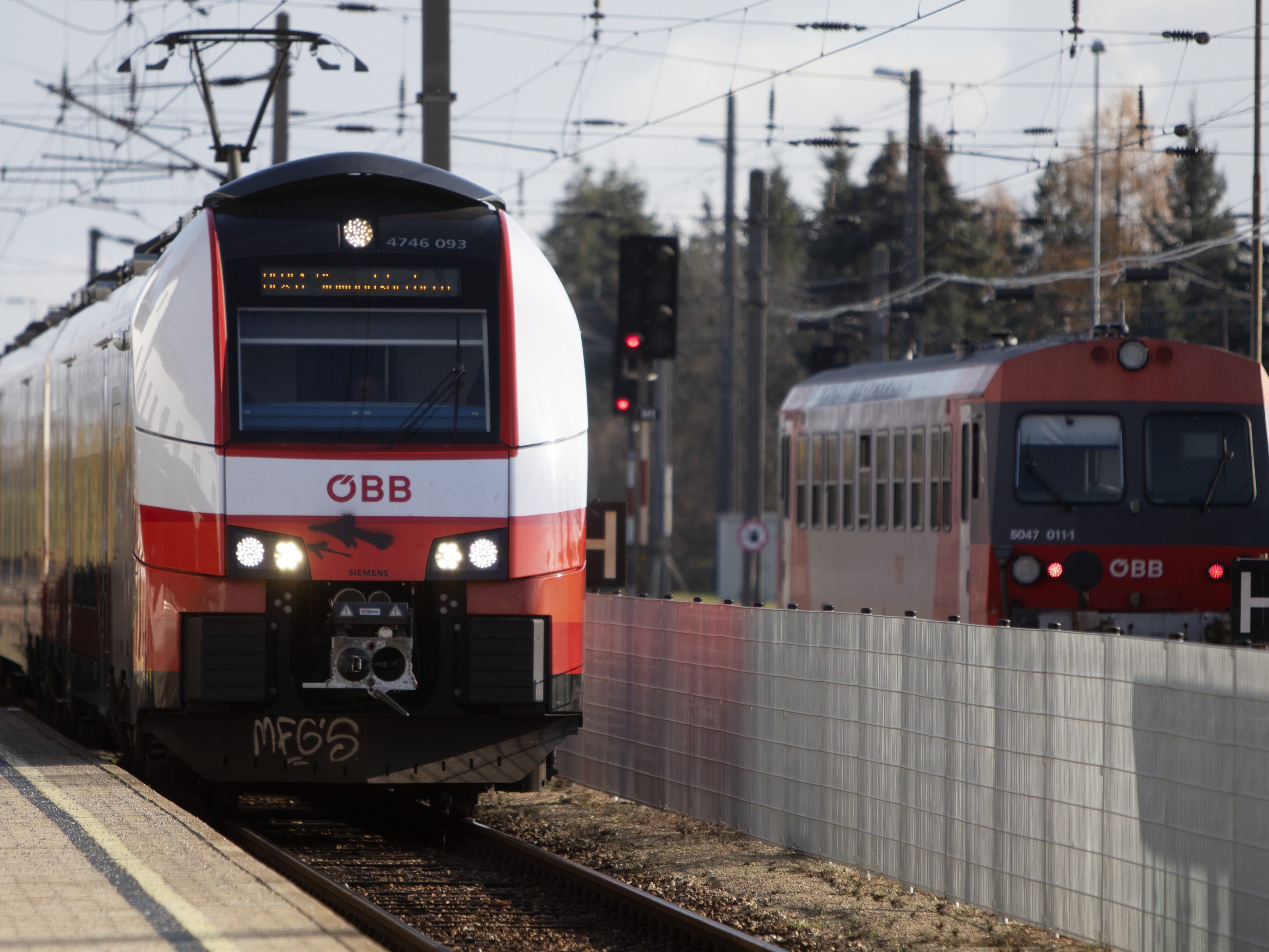 Die Eisenbahner bekommen nach der Einigung um 8 Prozent mehr Gehalt. Die Eisenbahner bekommen nach der Einigung um 8 Prozent mehr Gehalt.