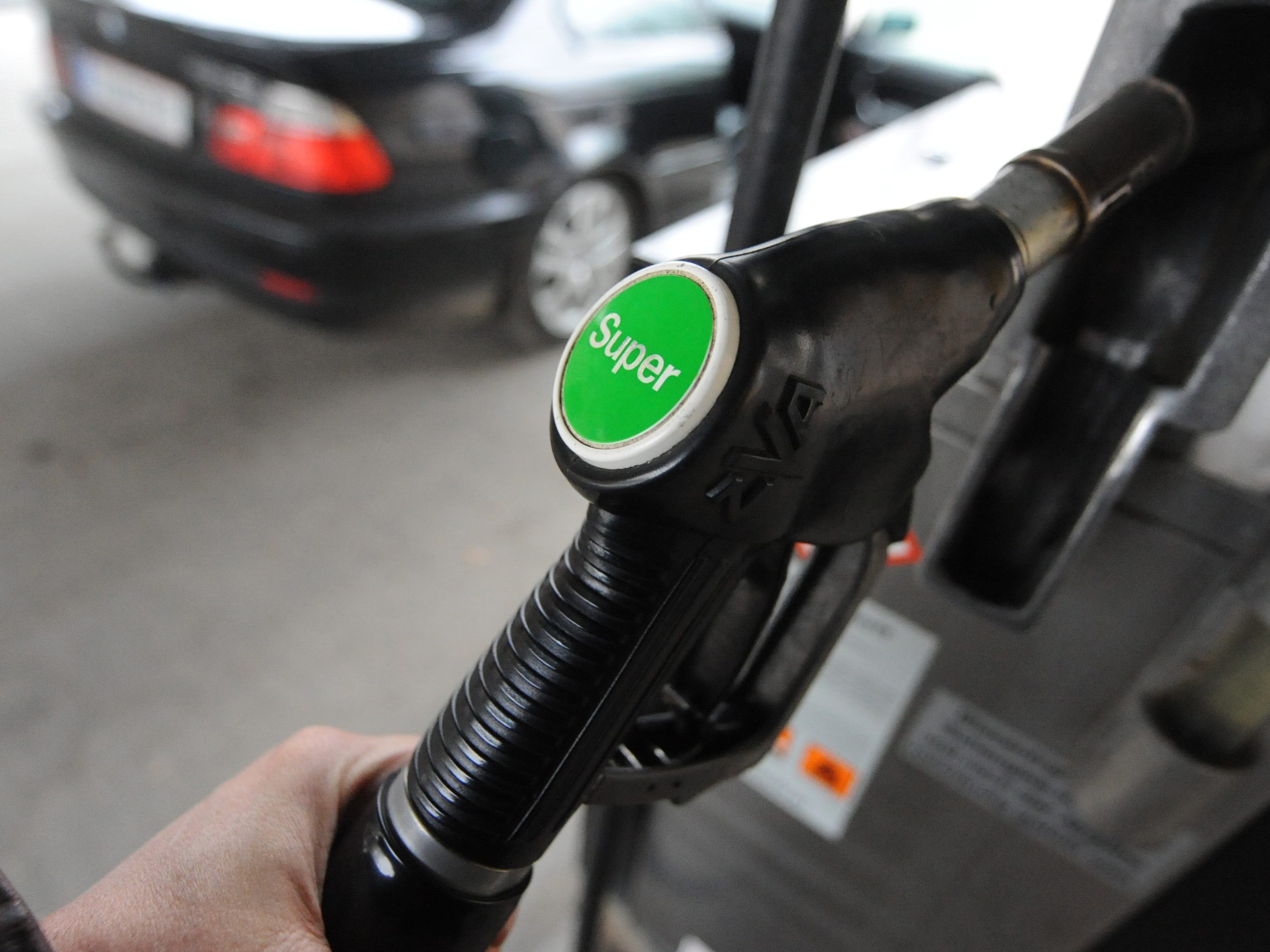 Weil viele Österreicher auf ihr Auto angewiesen sind, fahren sie trotz hoher Spritpreise weiter. Weil viele Österreicher auf ihr Auto angewiesen sind, fahren sie trotz hoher Spritpreise weiter.