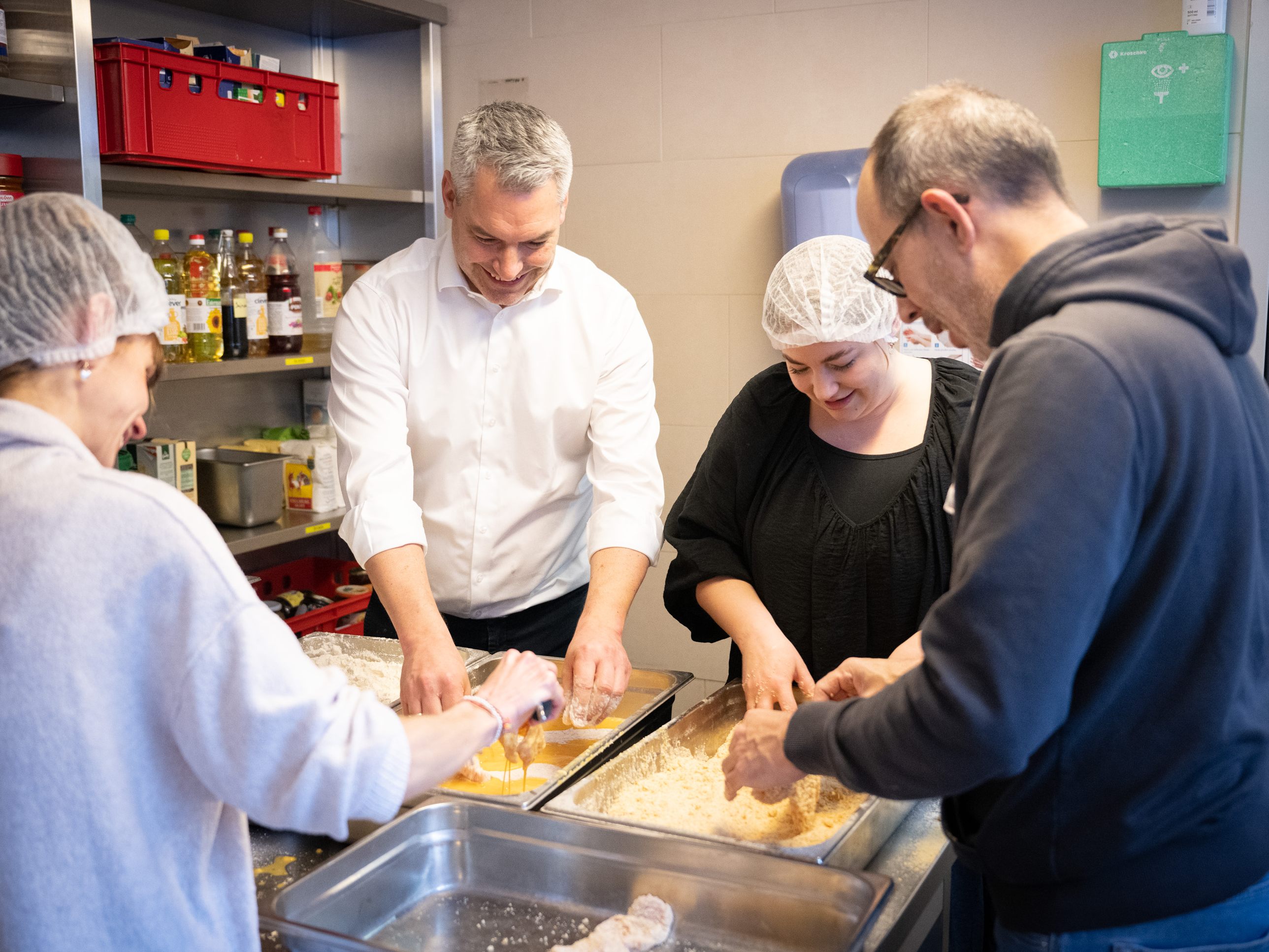 Bundekanzler Karl Nehammer besuchte vor Weihnachten einige ehrenamtliche Einrichtungen. Bundekanzler Karl Nehammer besuchte vor Weihnachten einige ehrenamtliche Einrichtungen.