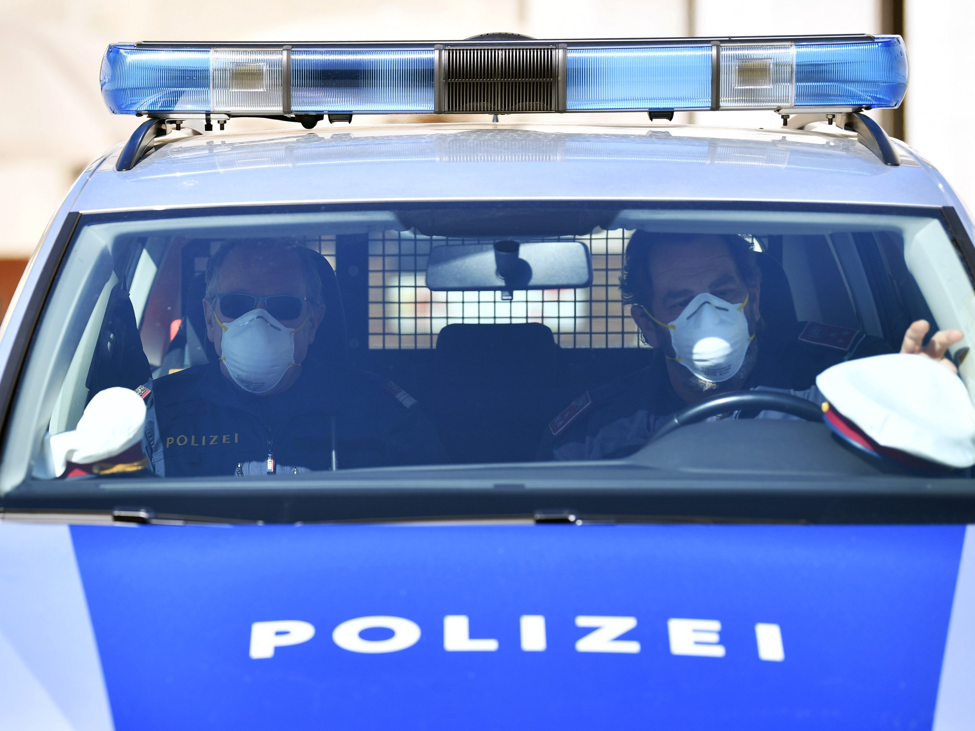 Zwei Jugendliche wurden von der Polizei festgenommen, weil sie mit einem Stemmeisen in ein Geschäft in Wien-Floridsdorf eingebrochen waren. Zwei Jugendliche wurden von der Polizei festgenommen, weil sie mit einem Stemmeisen in ein Geschäft in Wien-Floridsdorf eingebrochen waren.
