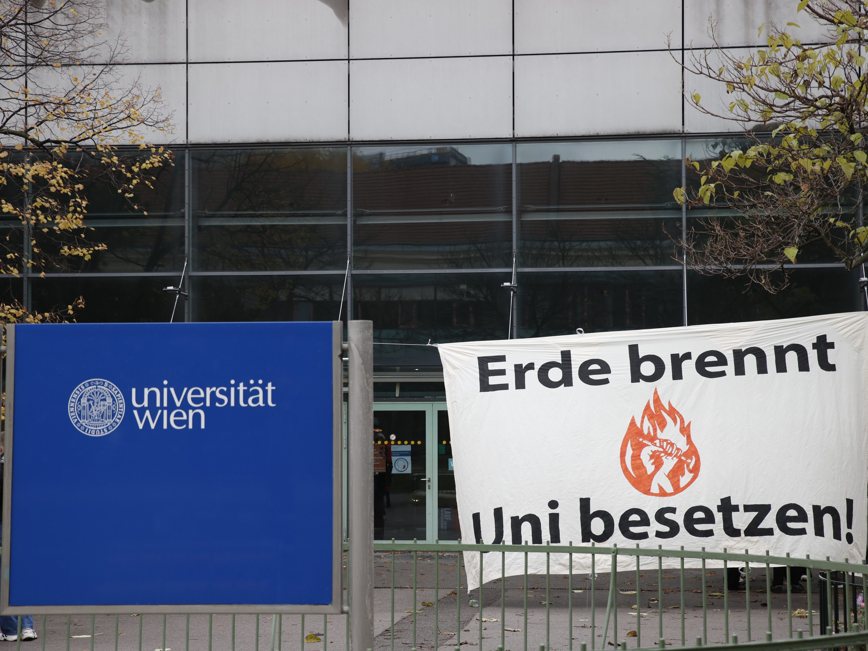 Die Hörsaal-Besetzer an der Uni Wien kündigen ihren Abzug samt Demo an.