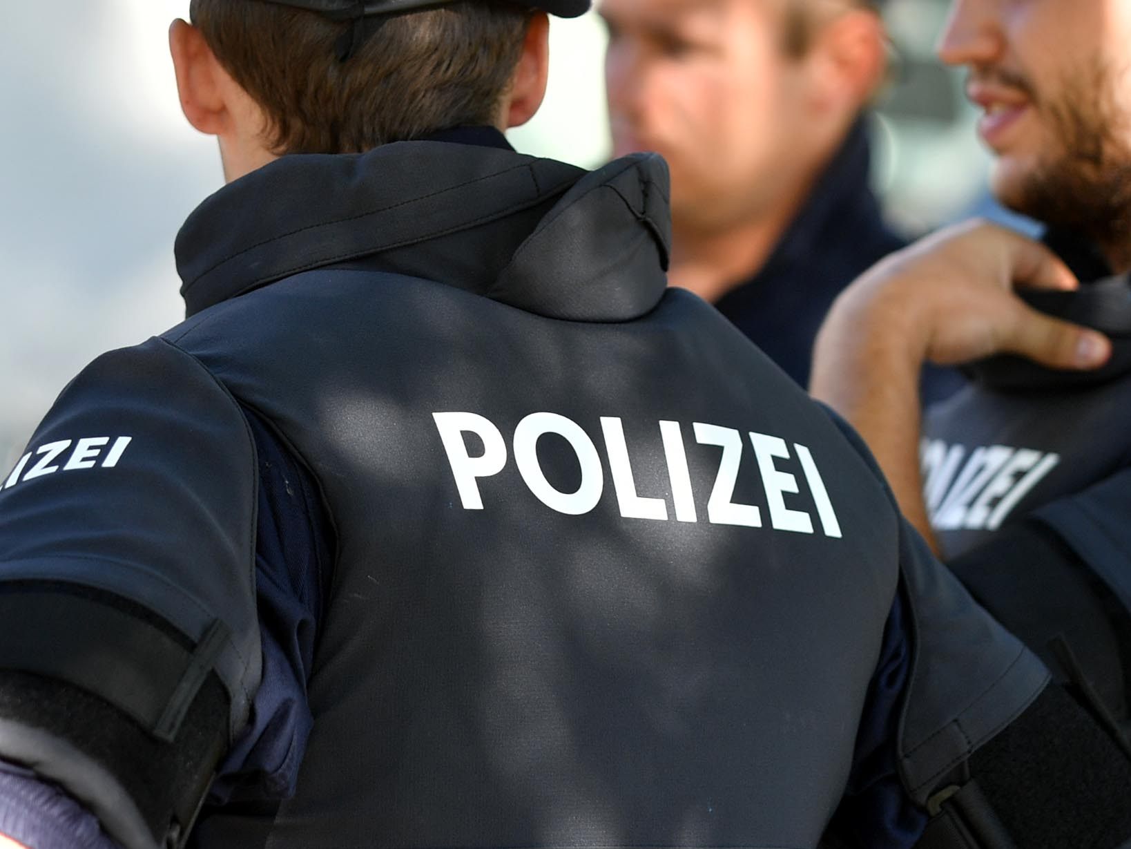 Die Polizei fasste zwei gesuchte Verbrecher in Wien auf offener Straße.