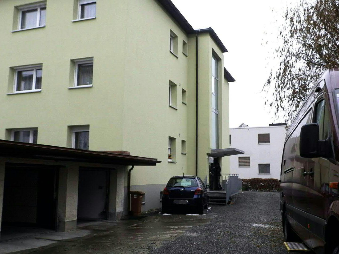 Wegen eines Sprengstofffundes sperrten die Einsatzkräfte die Gegend um das Wohngebäude großräumig ab. Wegen eines Sprengstofffundes sperrten die Einsatzkräfte die Gegend um das Wohngebäude großräumig ab.