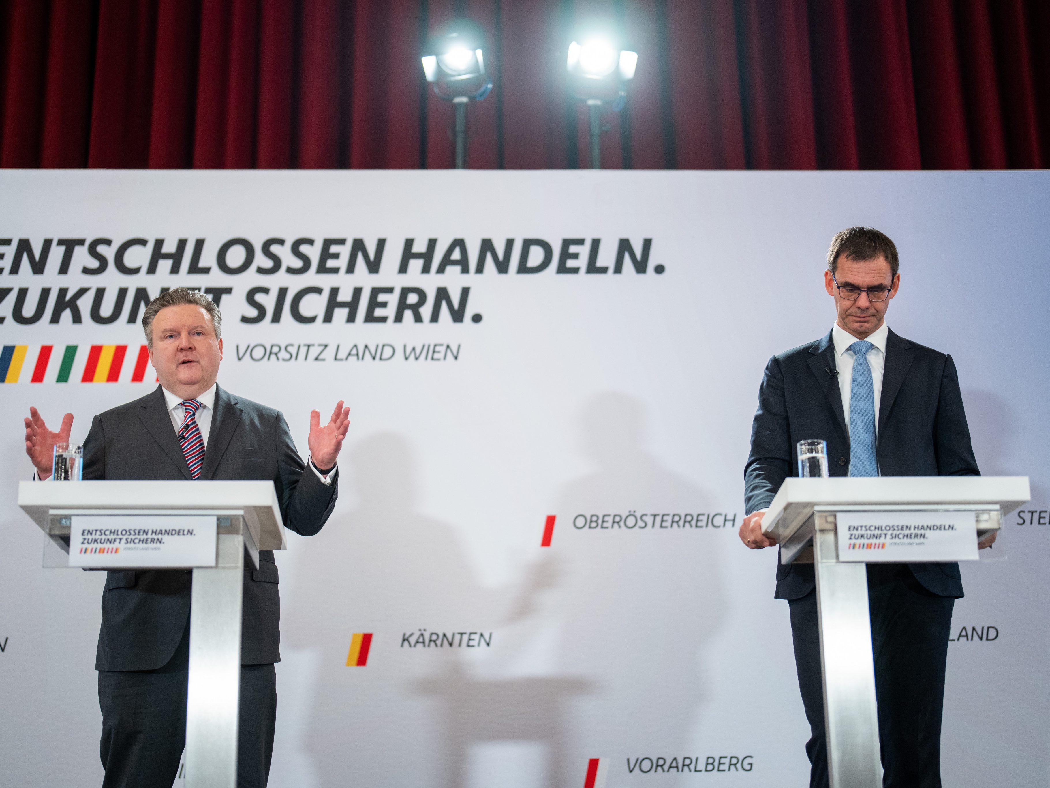 Die Länder fordern geschlossen einen Energieschutzschirm. Die Länder fordern geschlossen einen Energieschutzschirm.