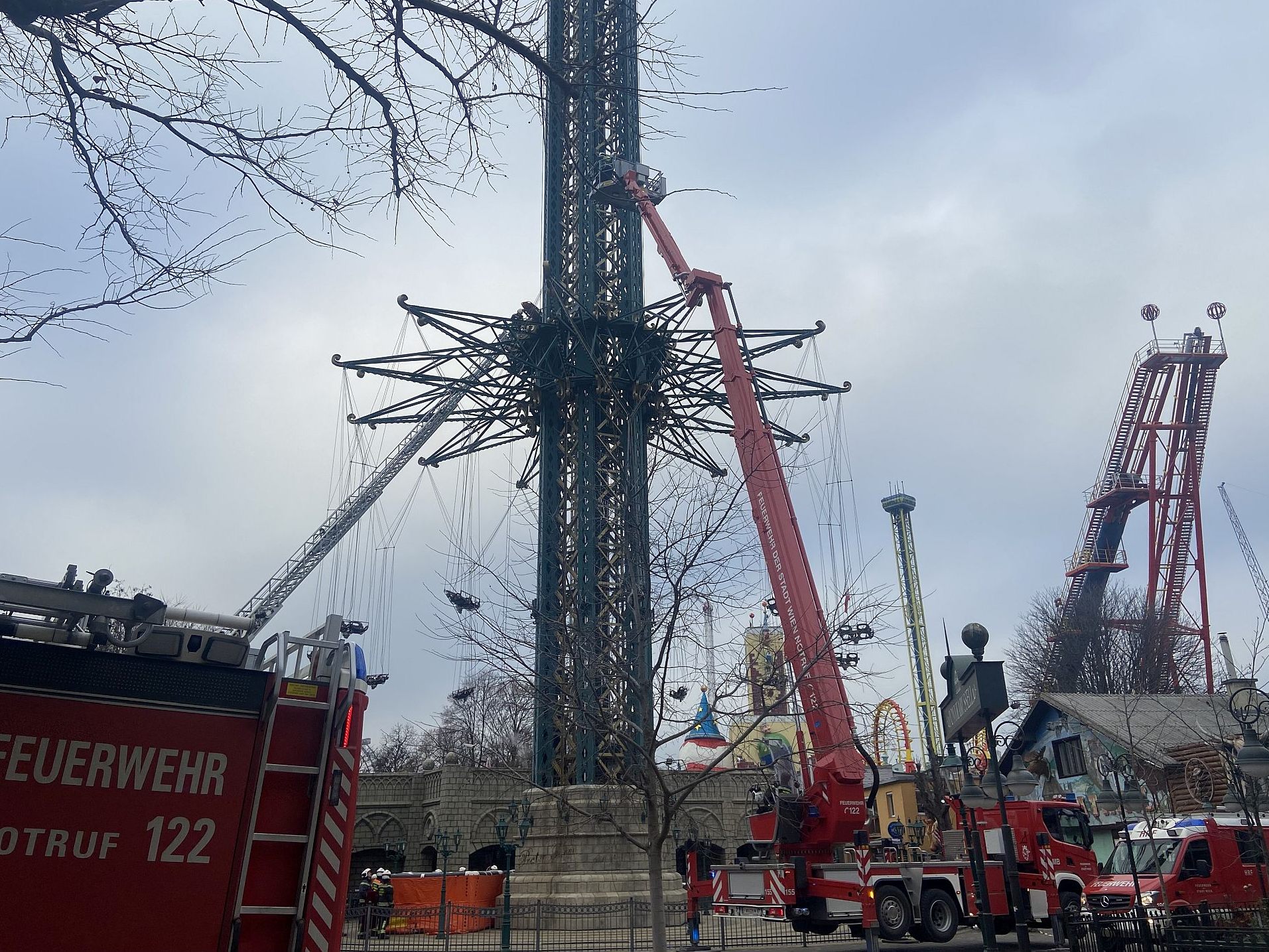 Ein schwert verletzter Arbeiter wurde von der Feuerwehr vom Wiener "Prater Turm" gerettet. Ein schwert verletzter Arbeiter wurde von der Feuerwehr vom Wiener "Prater Turm" gerettet.