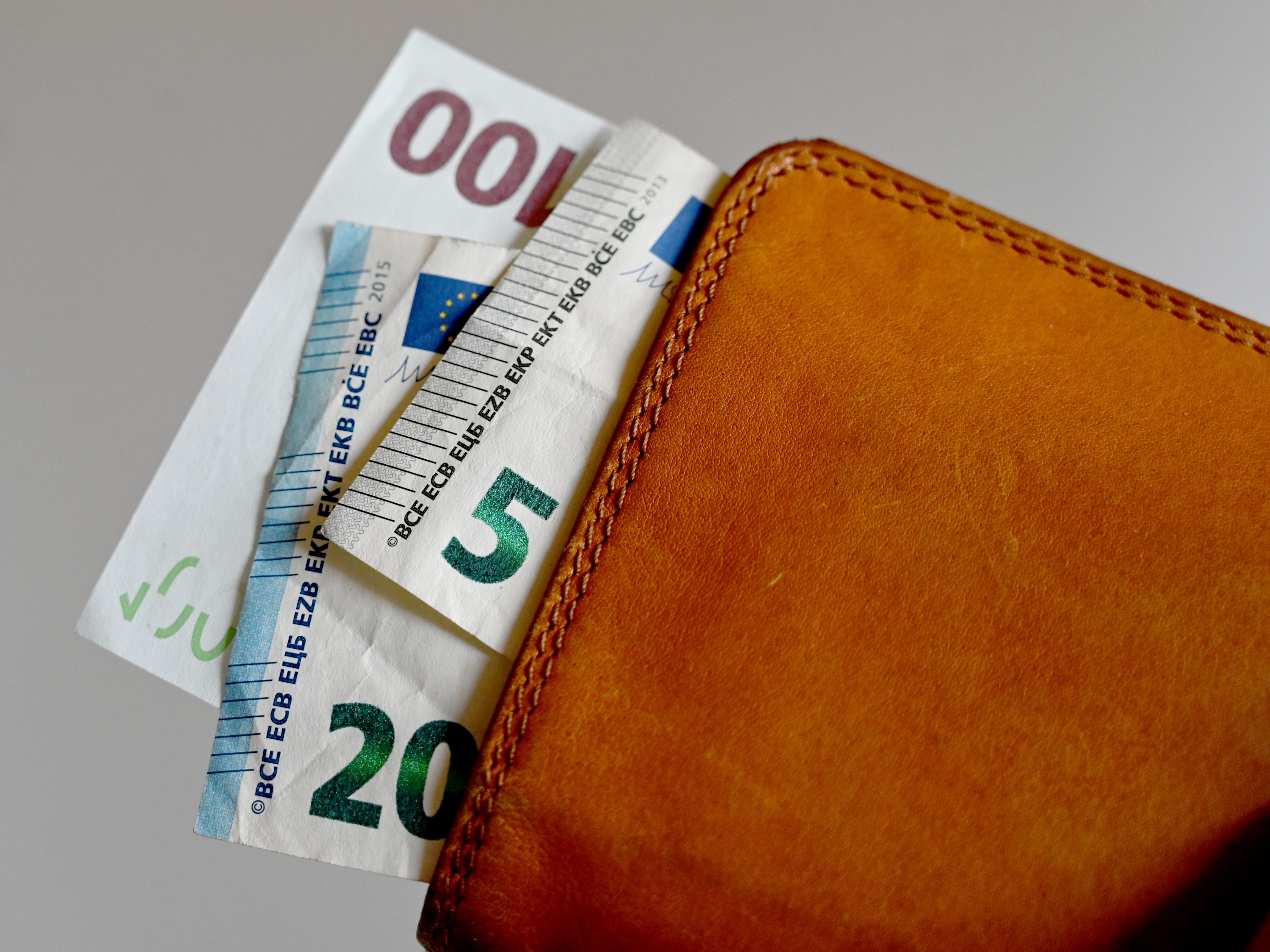 Die Gewerkschaftsjugend fordert mehr Gehalt für überbetriebliche Lehrlinge. Die Gewerkschaftsjugend fordert mehr Gehalt für überbetriebliche Lehrlinge.