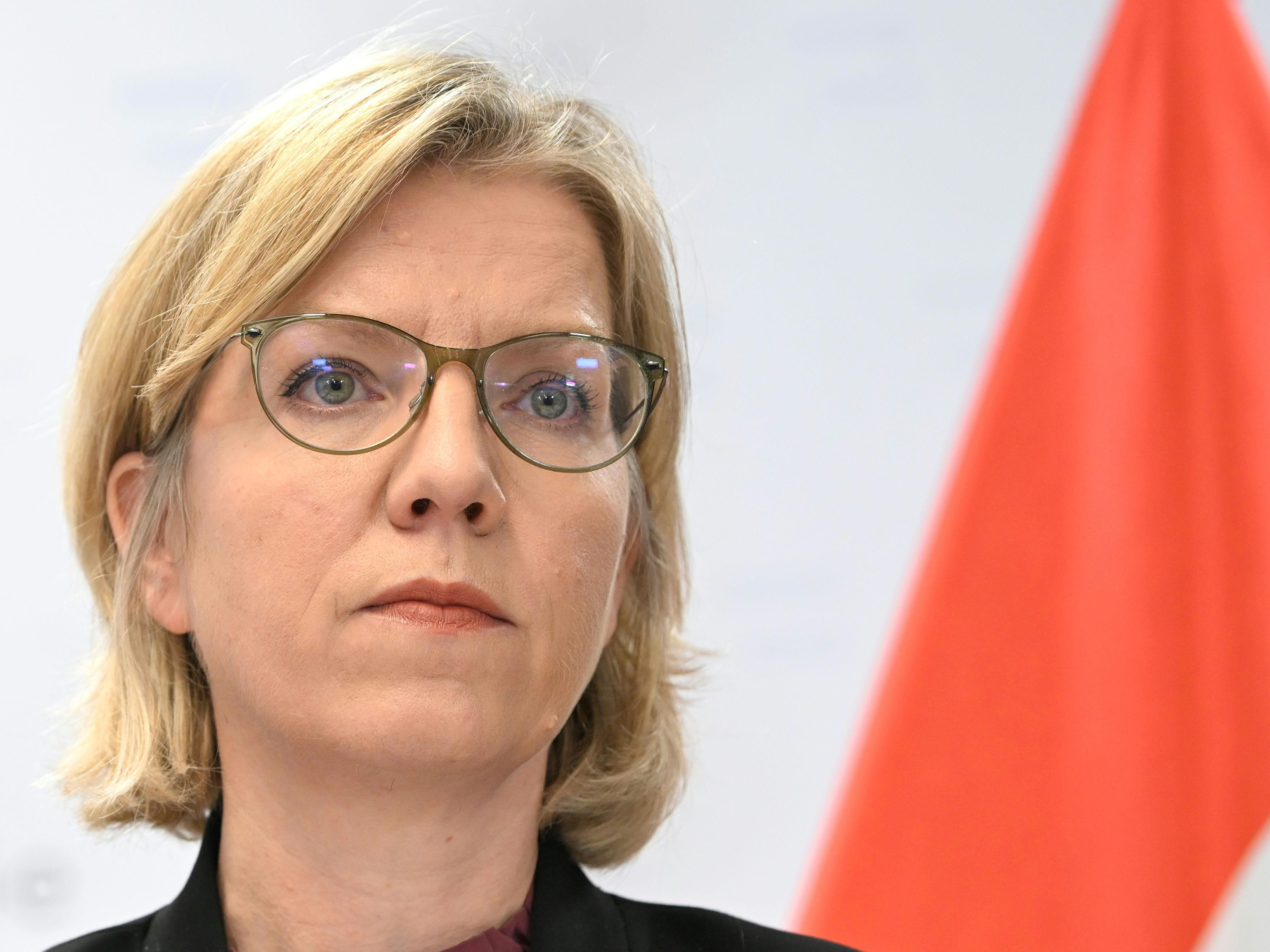 190 Mio. Euro würden auf Berechnungen des Umweltbundesamtes basieren, so Gewessler. 190 Mio. Euro würden auf Berechnungen des Umweltbundesamtes basieren, so Gewessler.