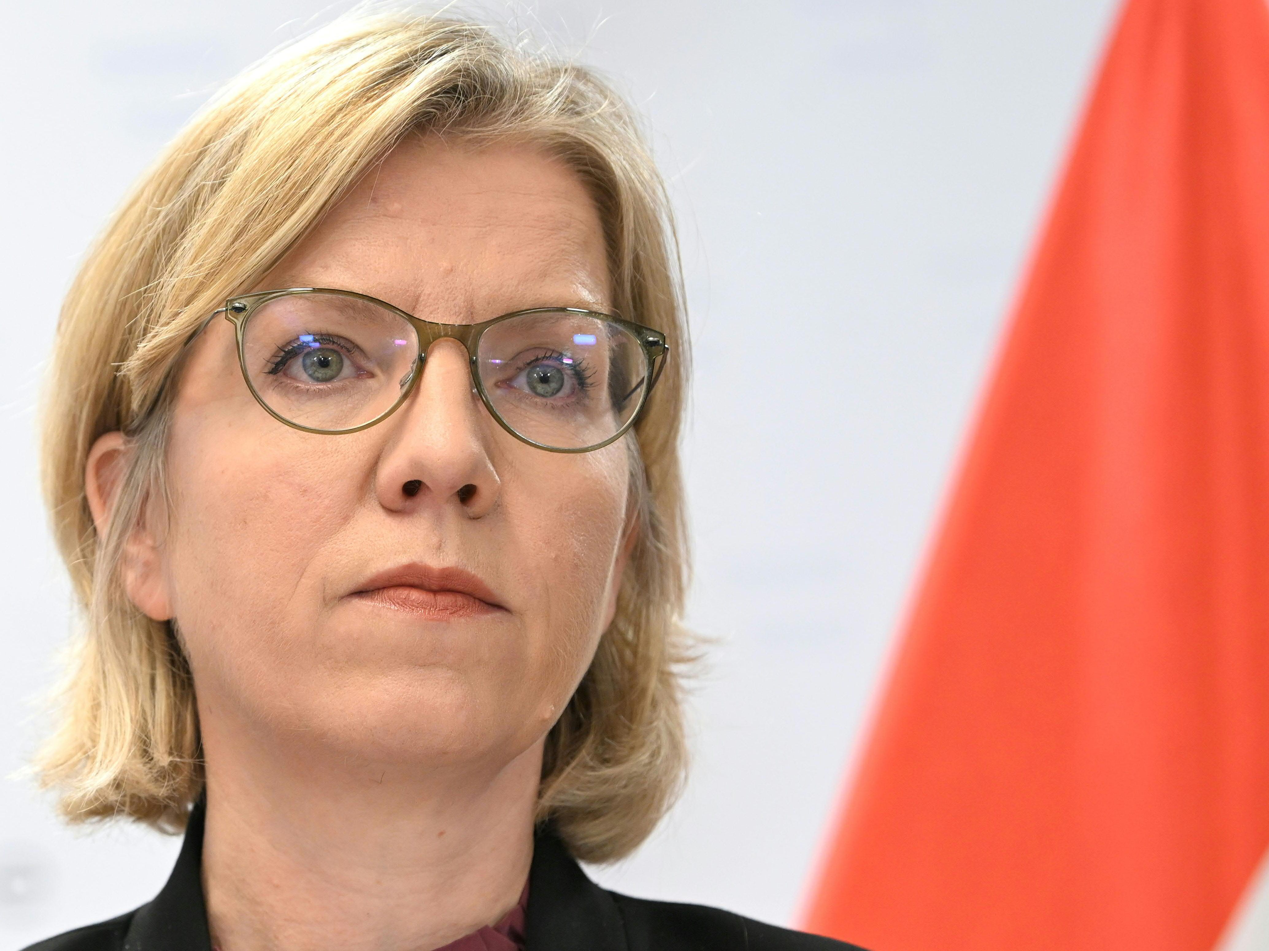 Energieministerin Leonore Gewessler äußerte sich zurückhaltend zu einer möglichen Einigung der EU-Staaten auf einen Gaspreisdeckel. Energieministerin Leonore Gewessler äußerte sich zurückhaltend zu einer möglichen Einigung der EU-Staaten auf einen Gaspreisdeckel.