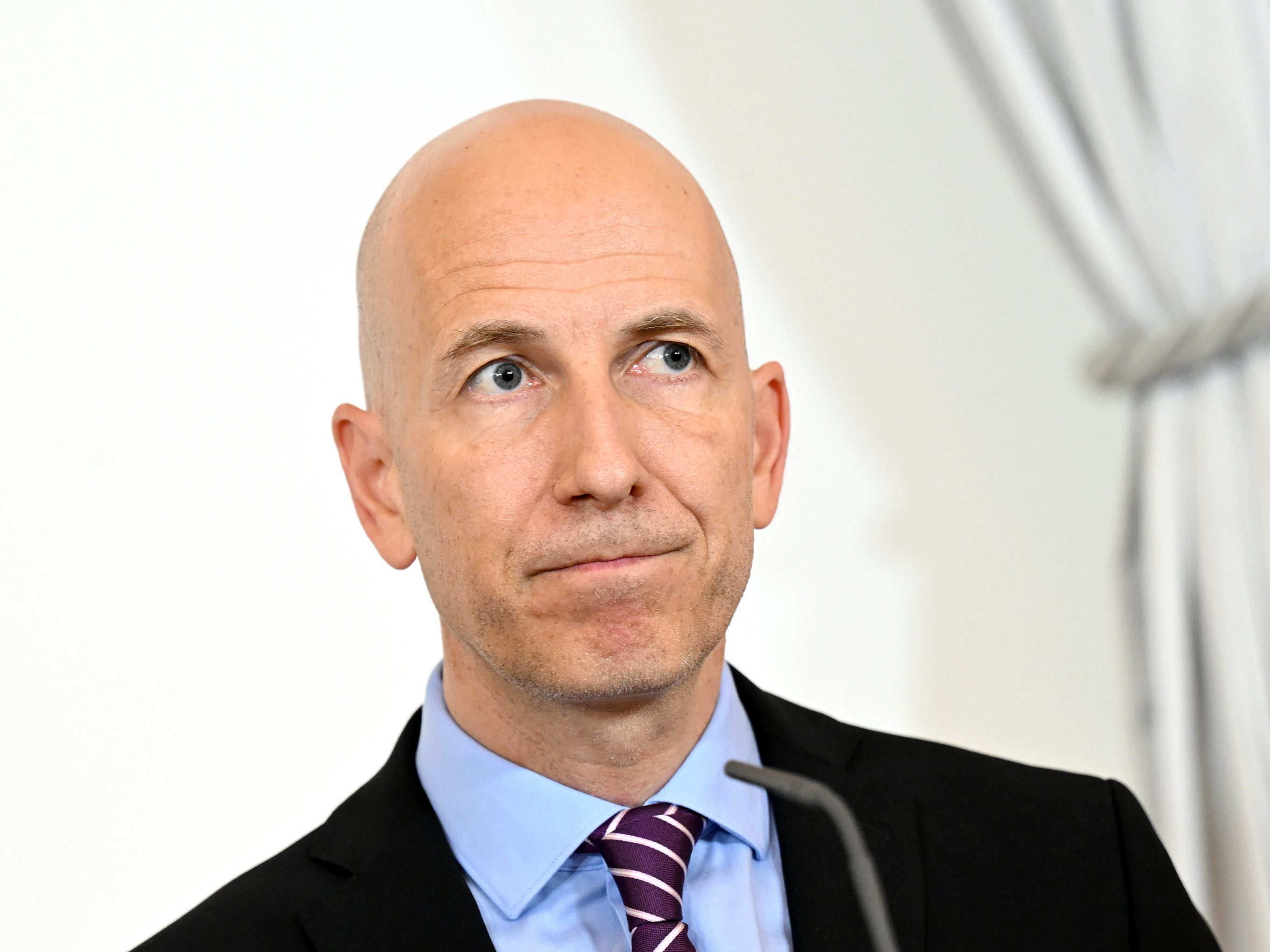 Minister Kocher zeigt Mangelberufen die Rot-Weiß-Rot-Karte. Minister Kocher zeigt Mangelberufen die Rot-Weiß-Rot-Karte.